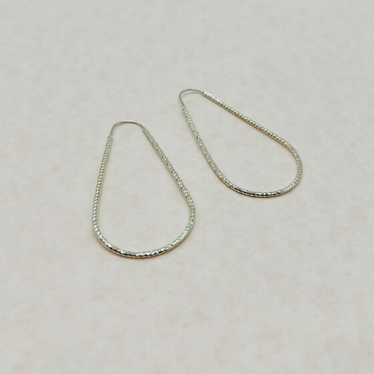 Aretes de Tubo Facetado en Forma de Gota de Plata
