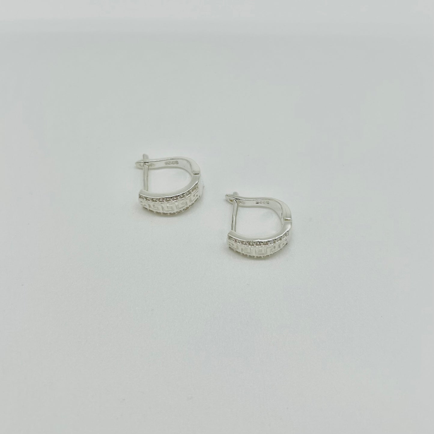 Aretes con Grecas y Bordes de Zirconias en Plata