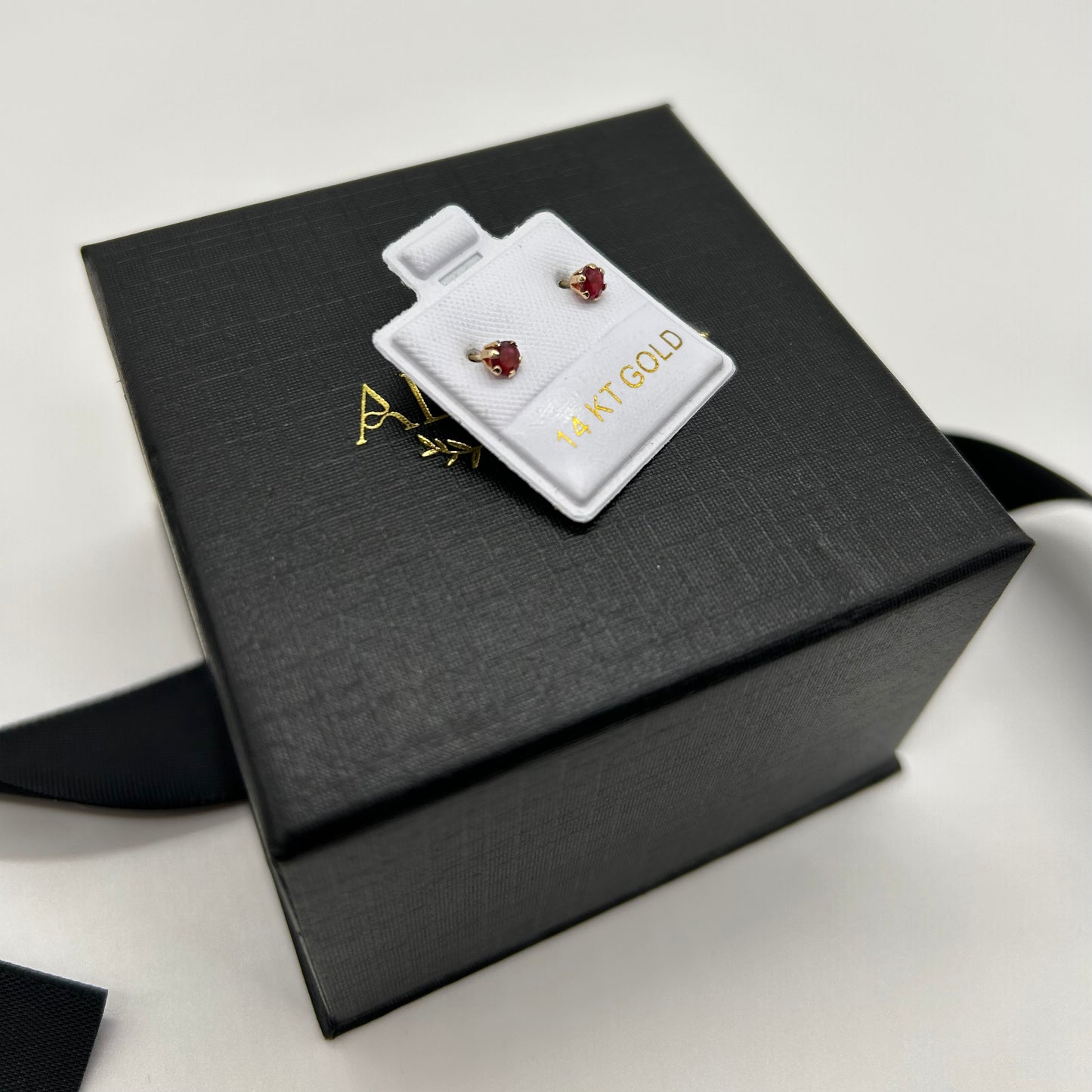 Broquel con Rubí Natural 3mm en Oro 14K