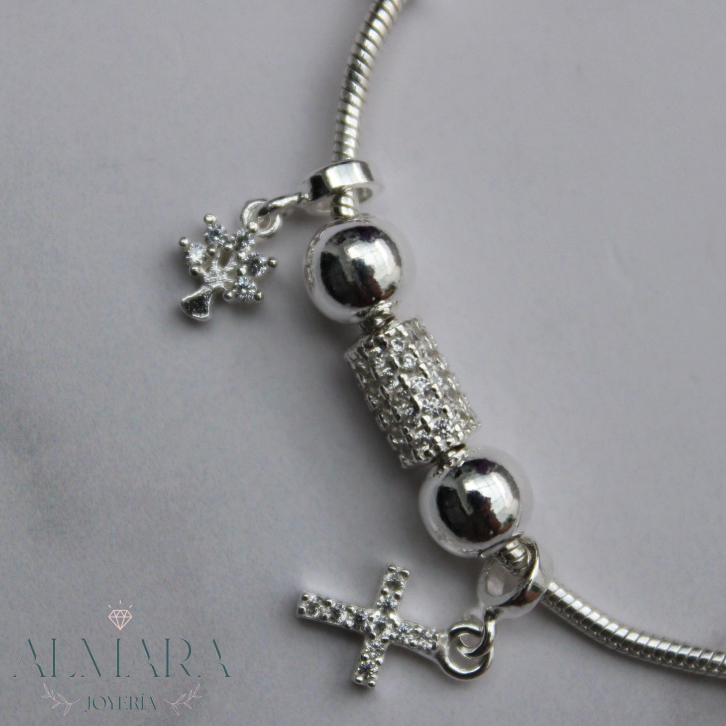 Pulsera con Dijes de Cruz y Árbol