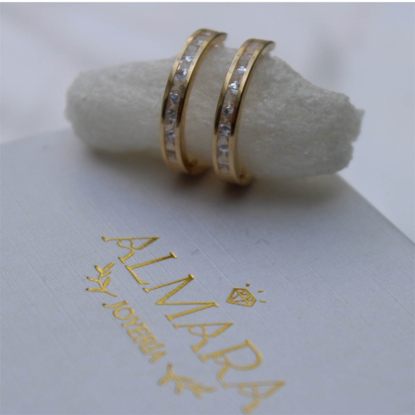 Arracadas Medianas en Oro 10K con Zirconias