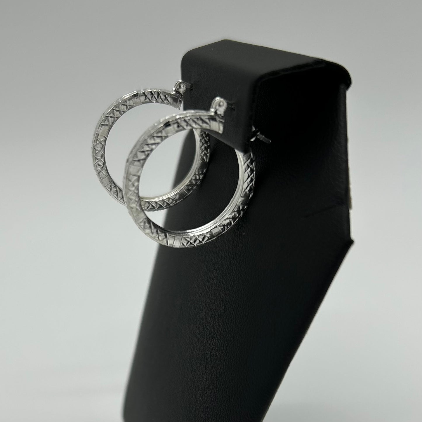 Arracadas Chunky con Diseño de Líneas en Plata