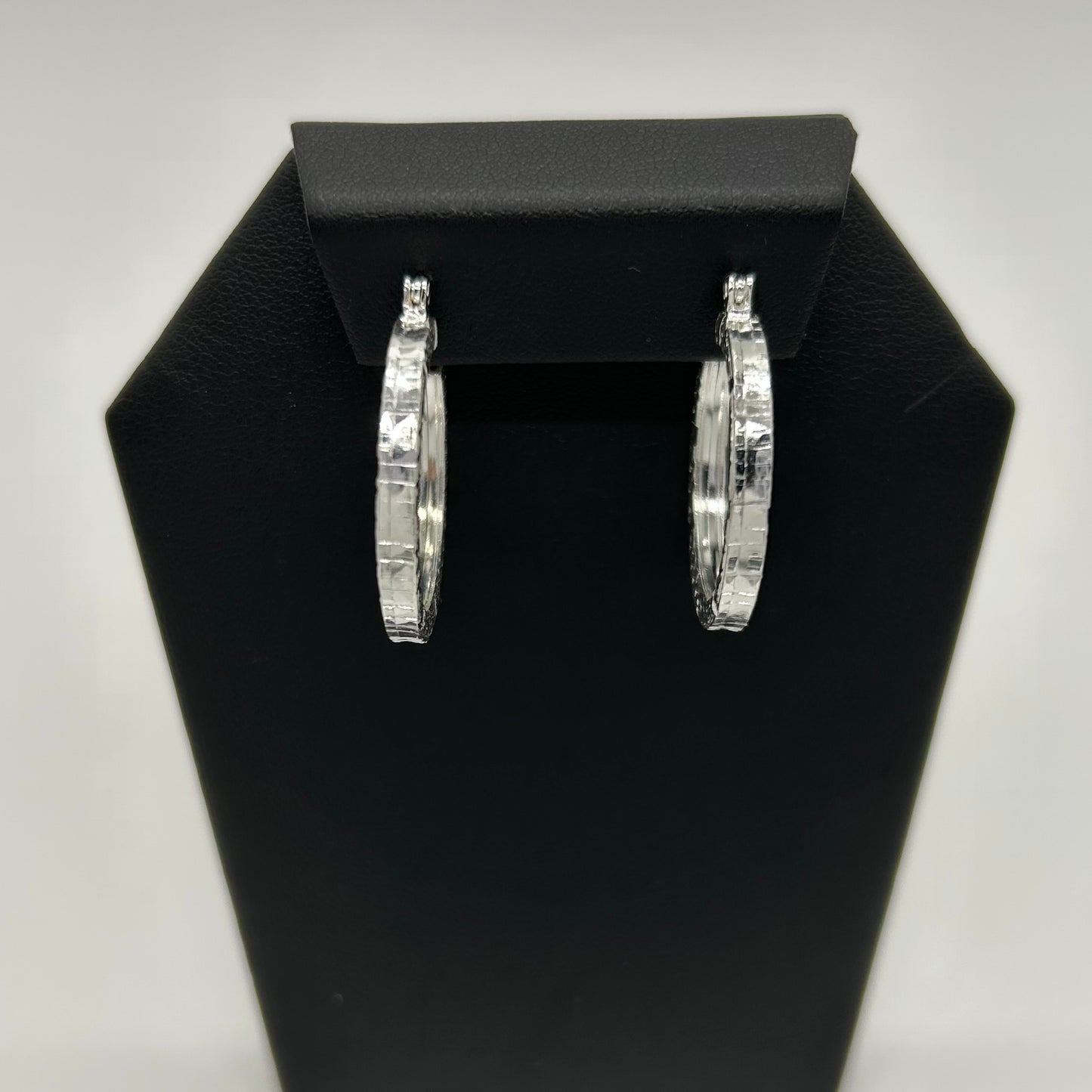 Arracadas Chunky con Diseño de Líneas en Plata