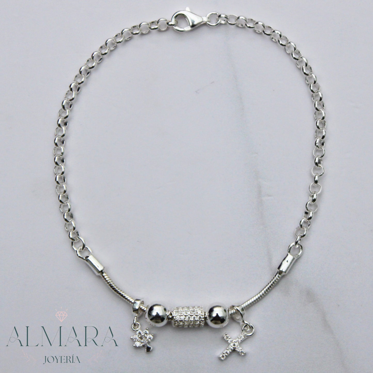 Pulsera con Dijes de Cruz y Árbol