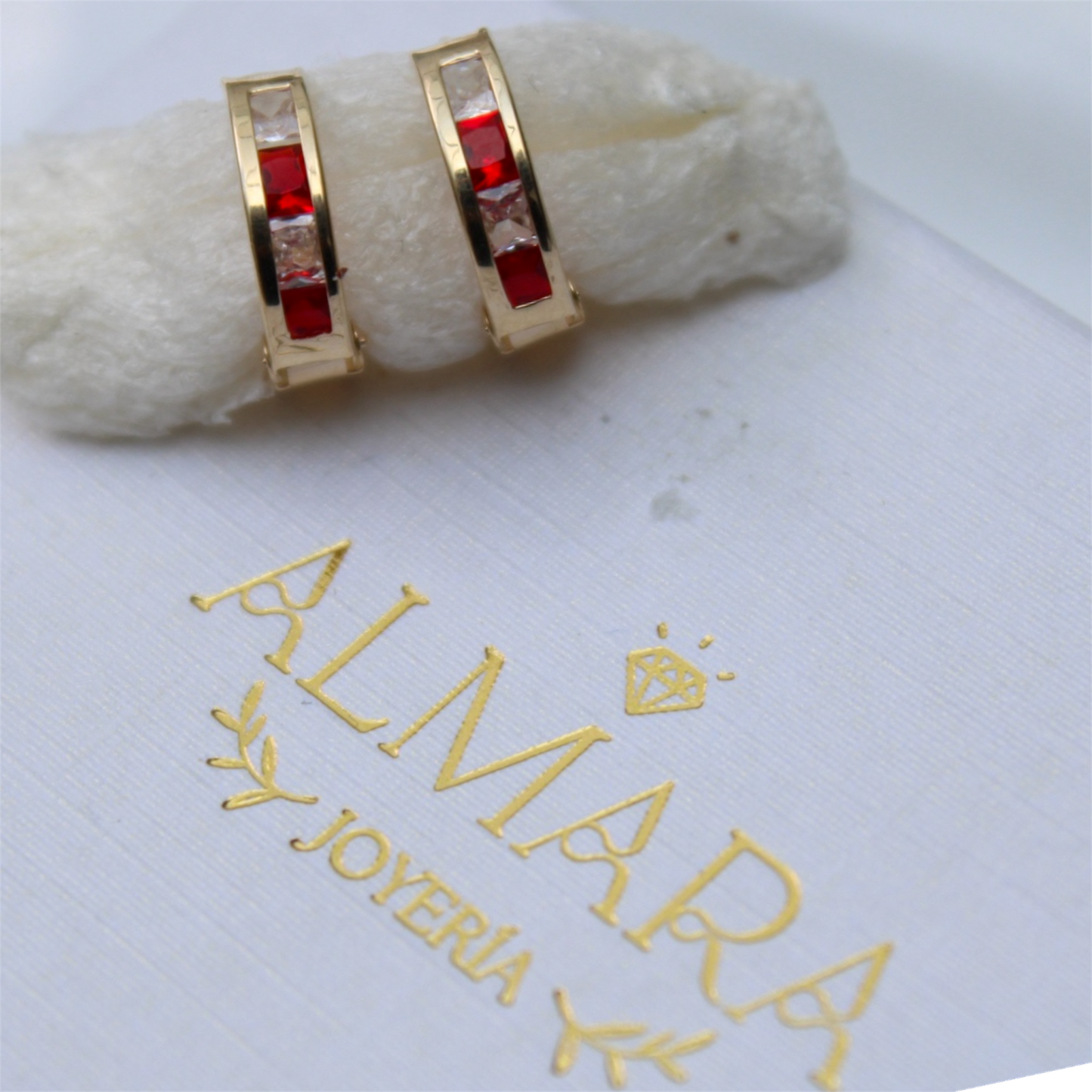 Huggies en Oro 10K con Zirconias Rojas y Blancas