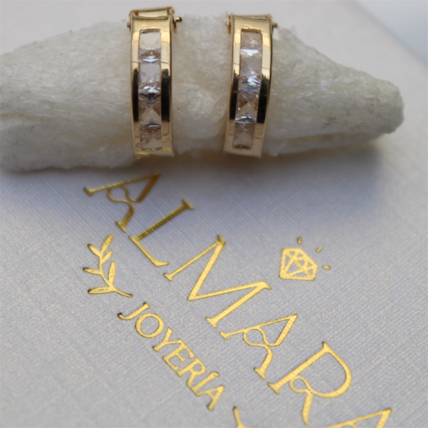 Huggies en Oro 10K con Zirconias Blancas