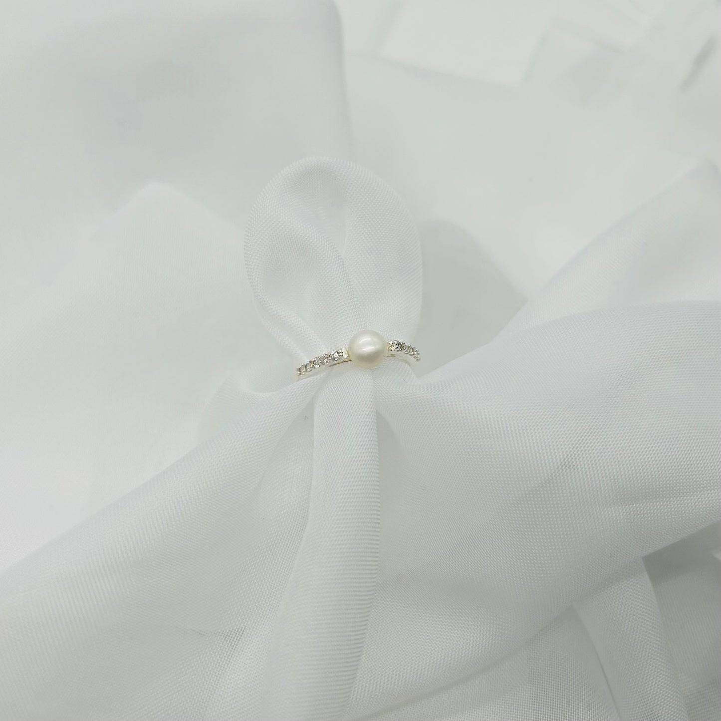 Anillo de Plata con Perla y Zirconias