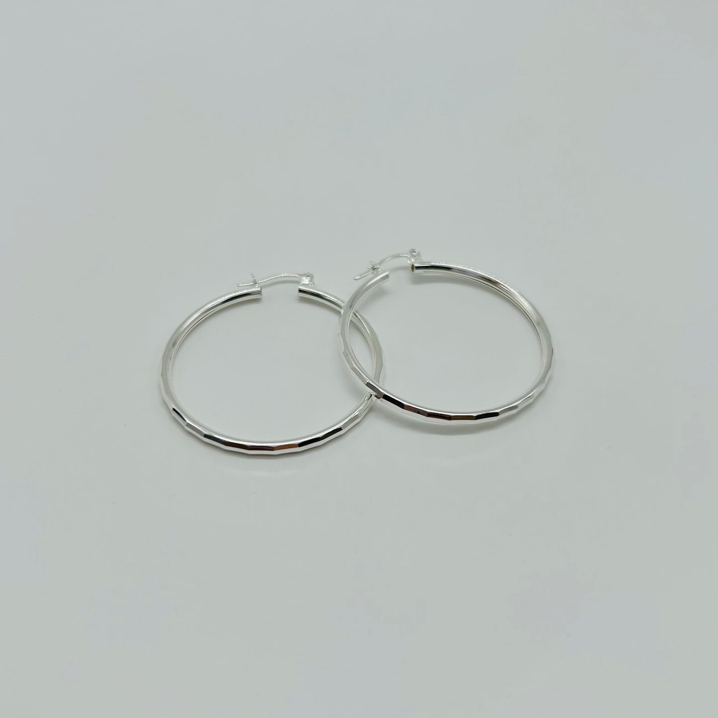 Arracadas Facetadas Grandes en Plata