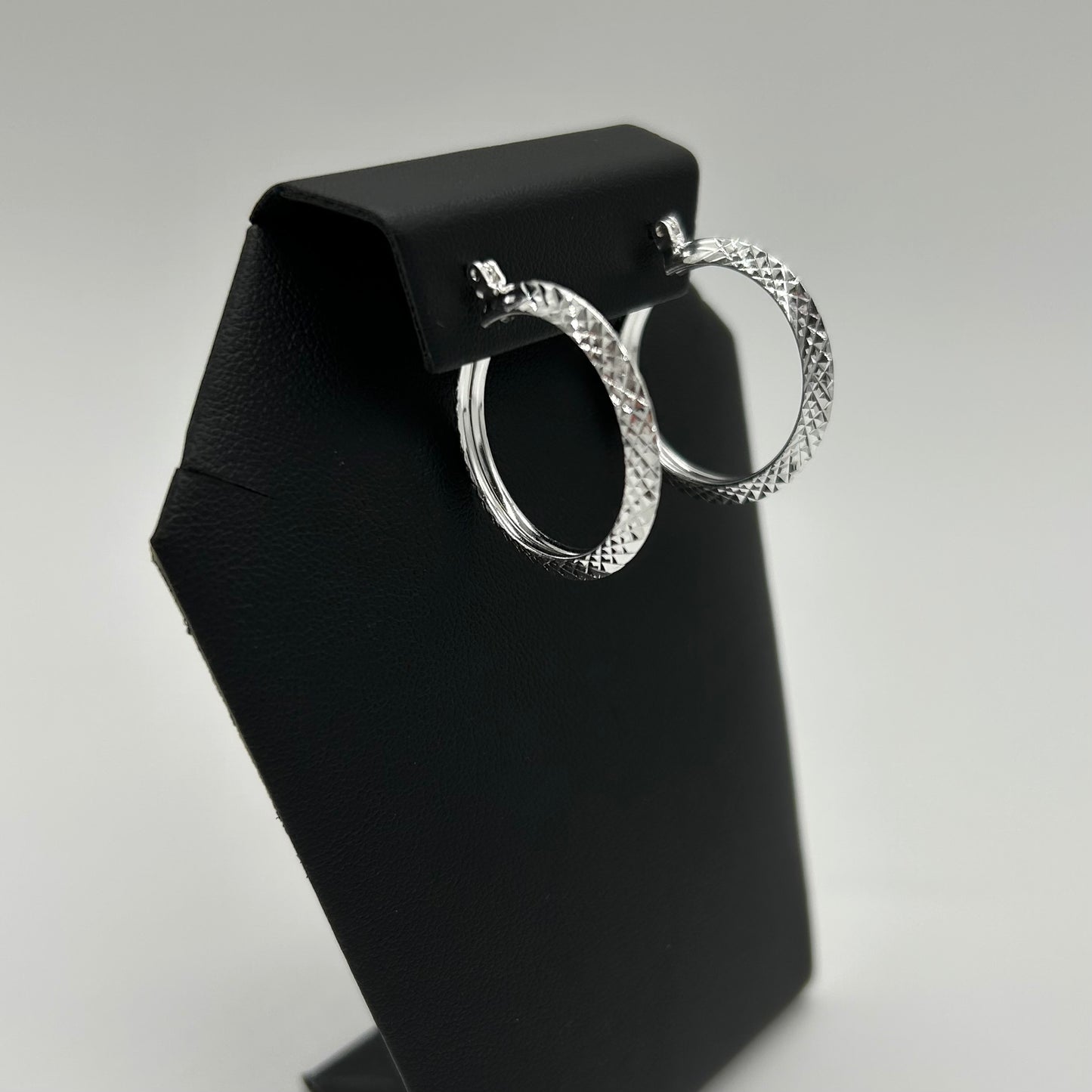 Arracadas con Diseño Diamantado con Líneas en Plata