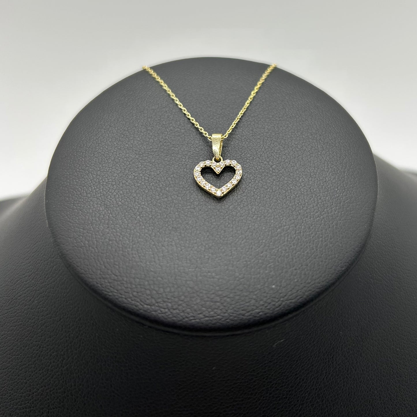 Dije de Corazón con Zirconias de Oro 10K