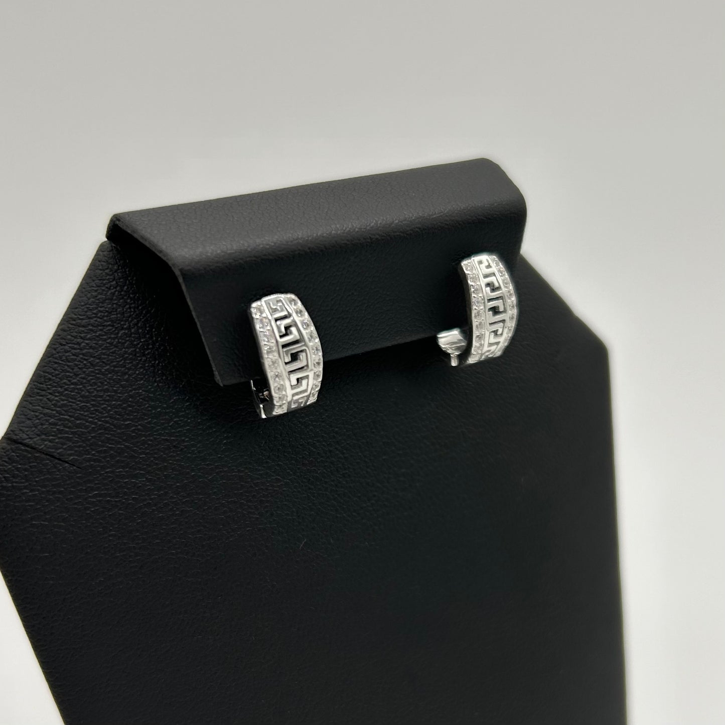 Aretes con Grecas y Bordes de Zirconias en Plata