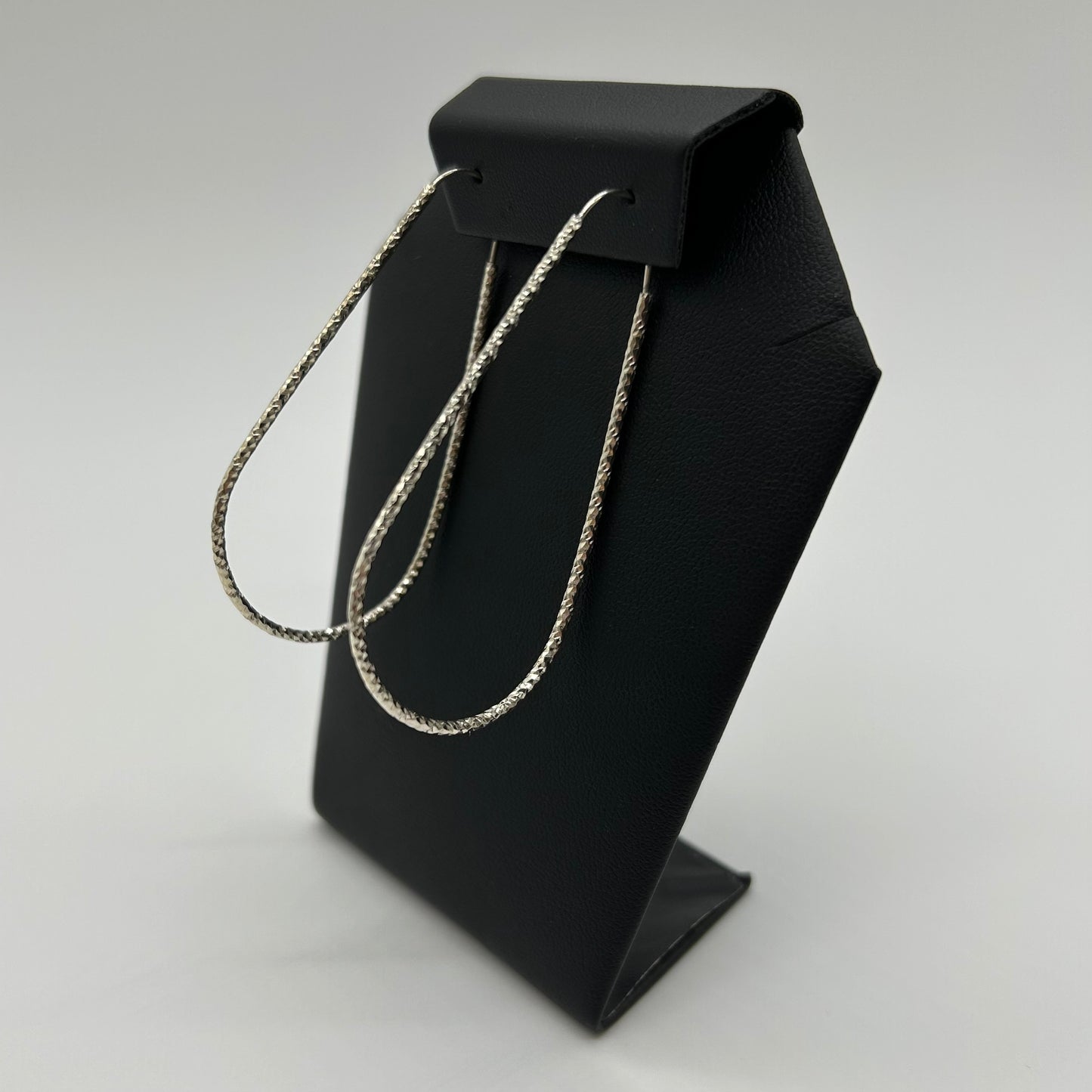 Aretes de Tubo Facetado en Forma de Gota de Plata