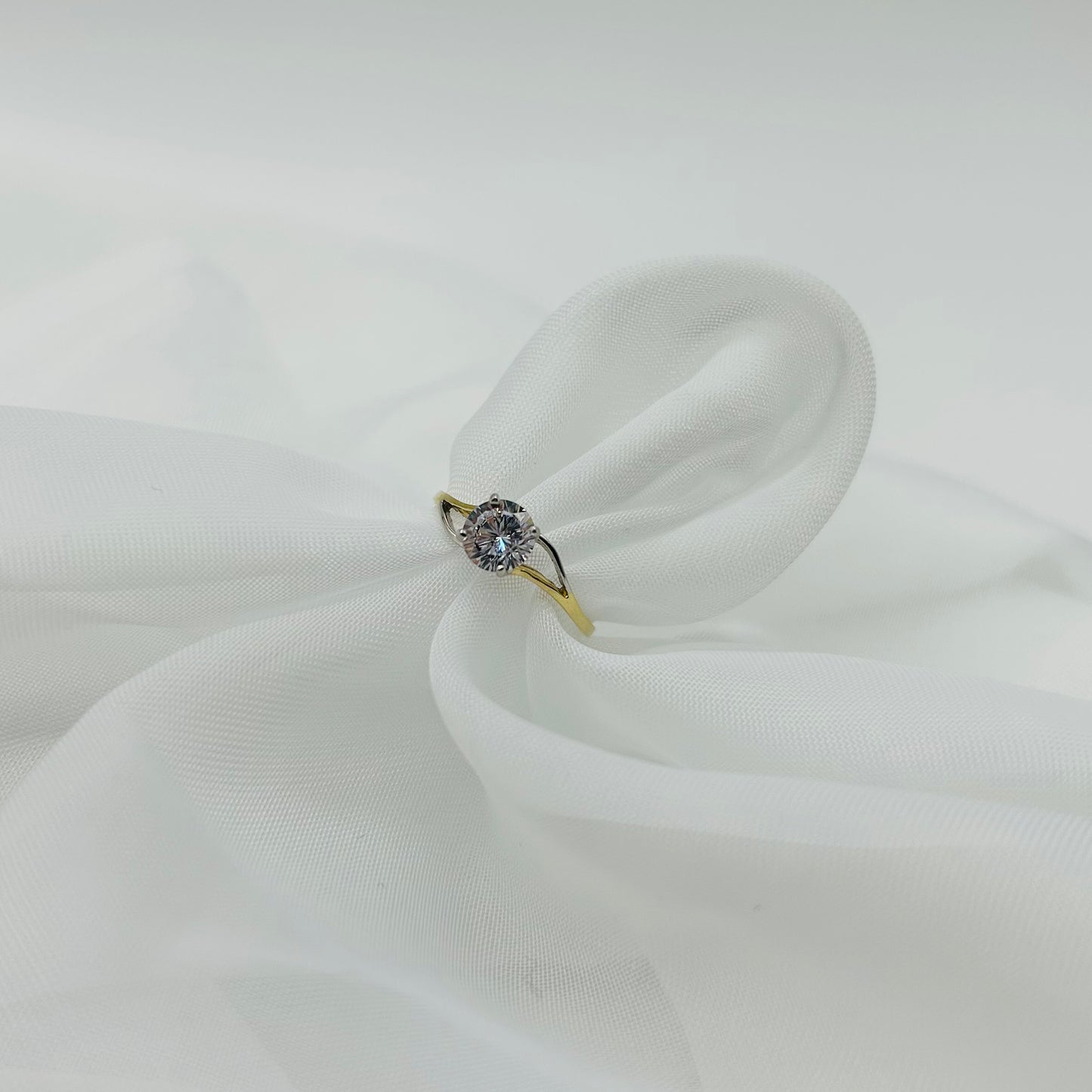 Anillo Solitario con Diseño en Oro 14K