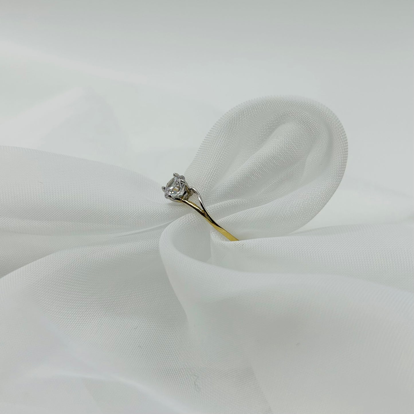 Anillo Solitario con Diseño en Oro 14K