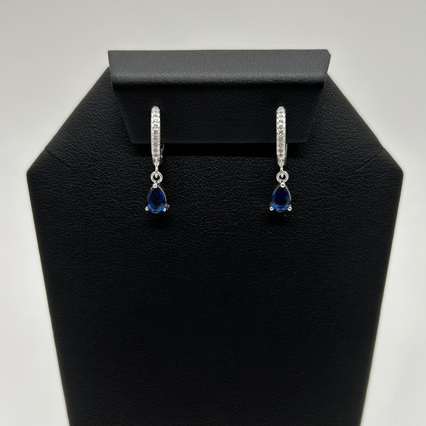 Huggies con Zirconias de Gota Azul Marino de Plata