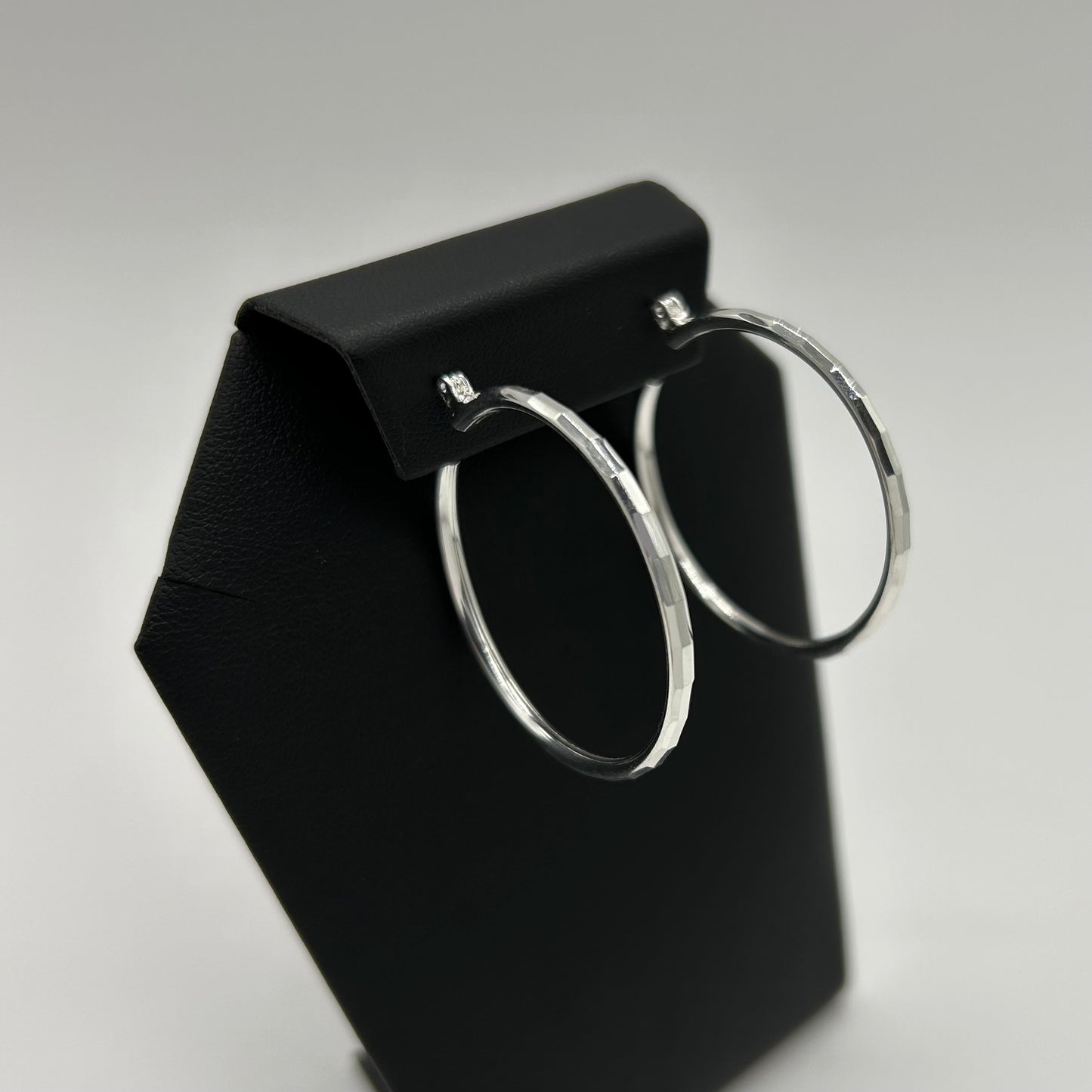 Arracadas Facetadas Grandes en Plata