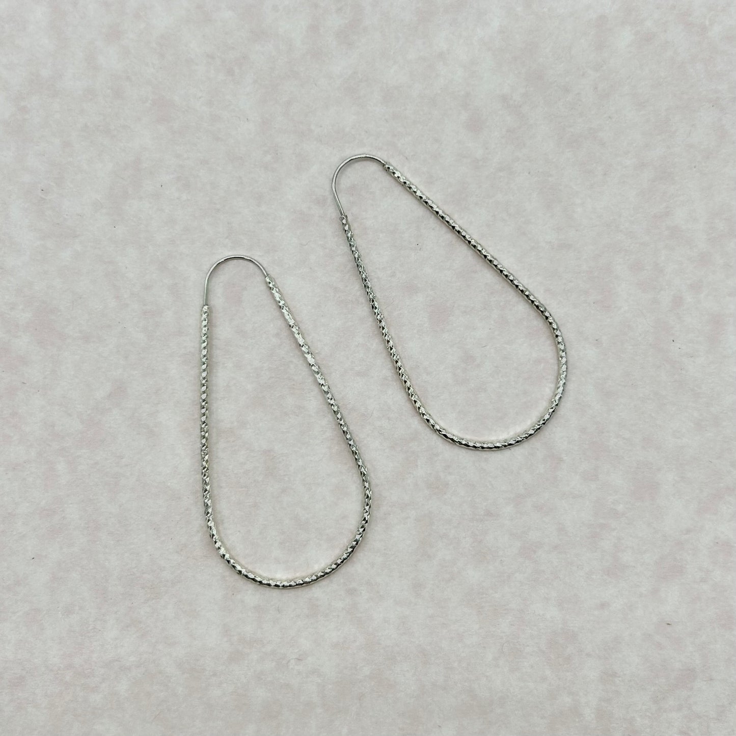 Aretes de Tubo Facetado en Forma de Gota de Plata