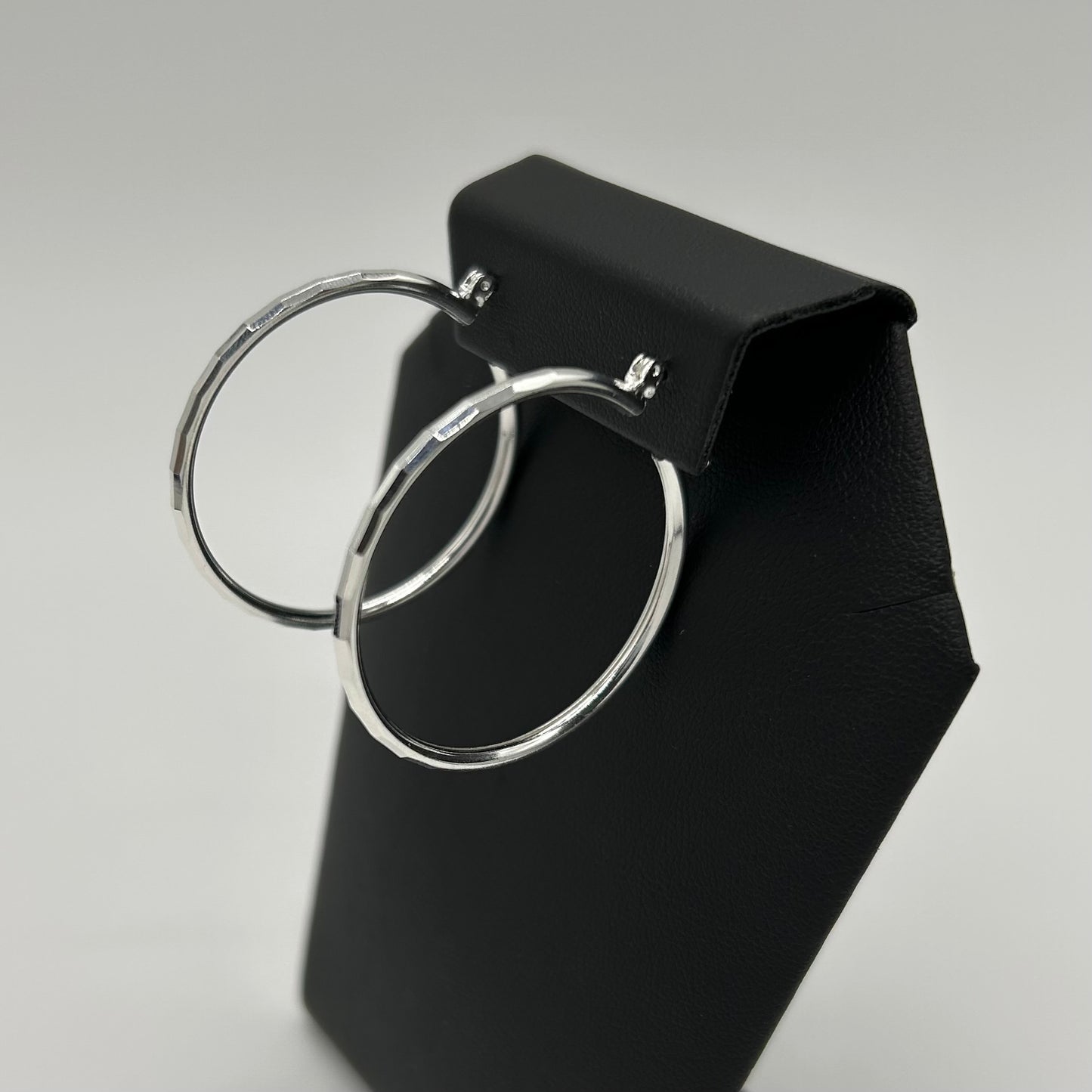 Arracadas Facetadas Grandes en Plata