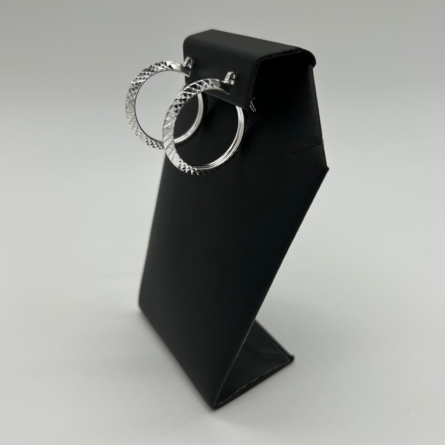 Arracadas con Diseño Diamantado con Líneas en Plata