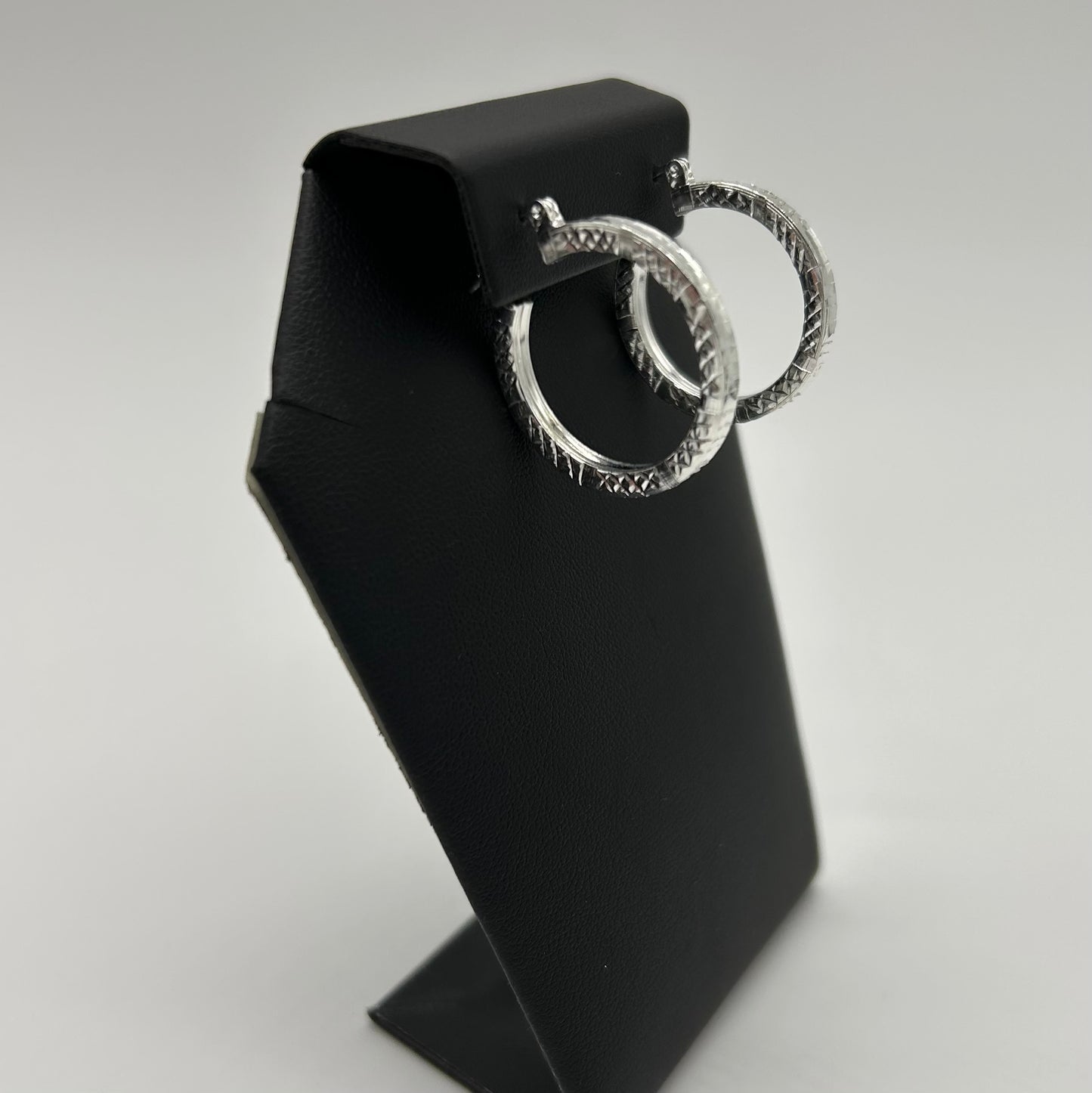 Arracadas Chunky con Diseño de Líneas en Plata