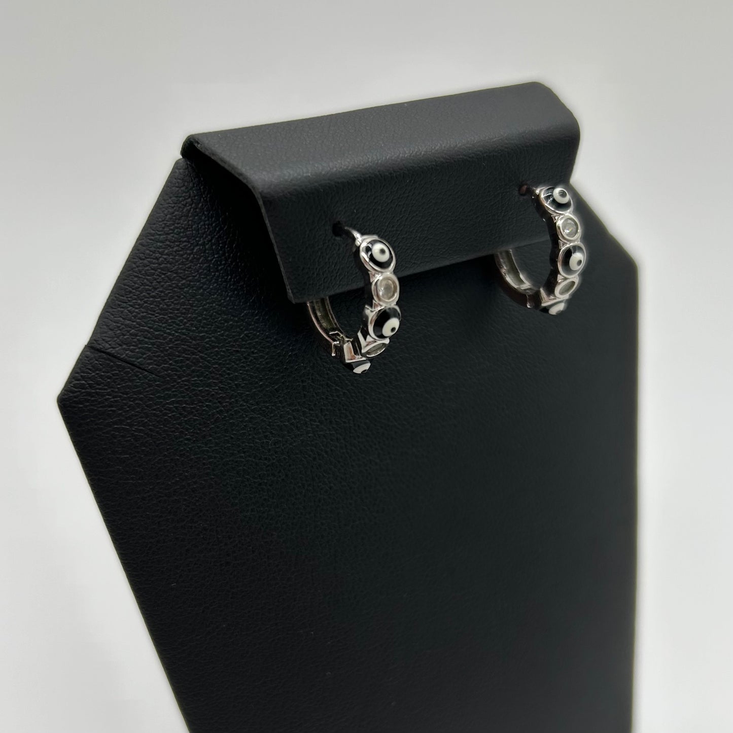 Huggies de Tres Ojitos Negros con Zirconias en Rodio