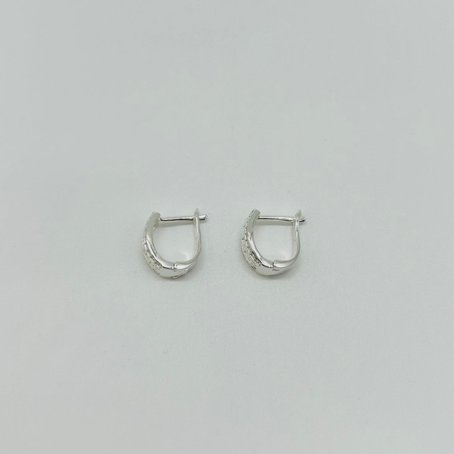 Aretes con Grecas y Bordes de Zirconias en Plata