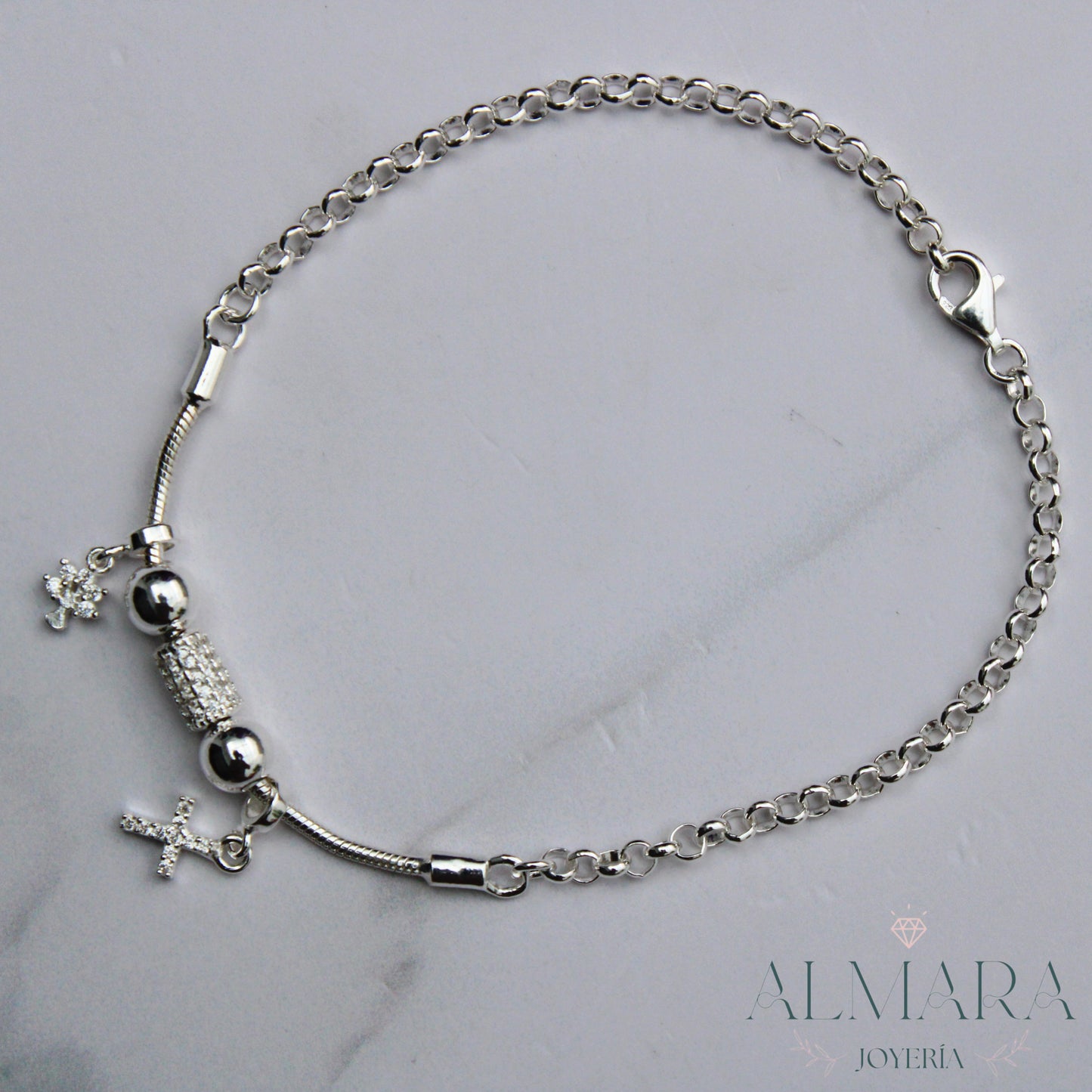 Pulsera con Dijes de Cruz y Árbol