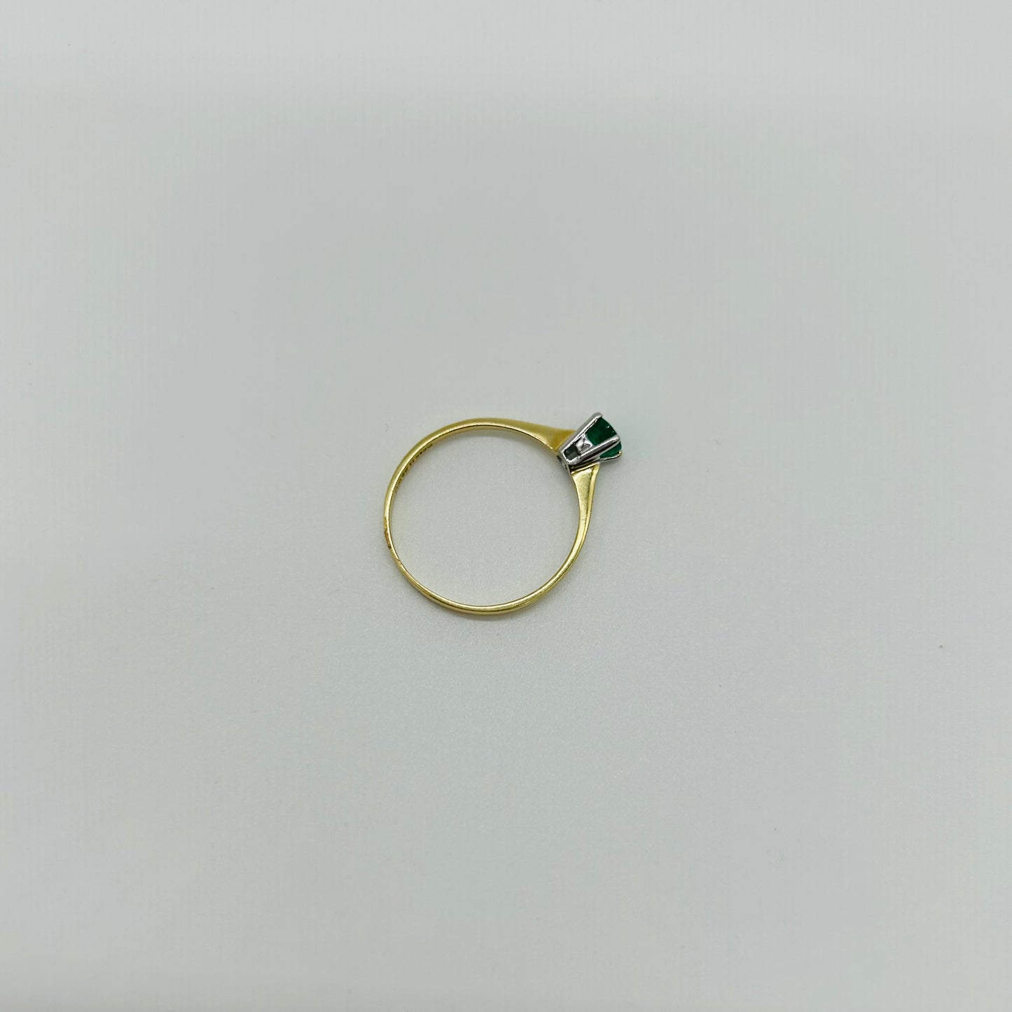 Anillo con Esmeralda Natural en Oro 14K