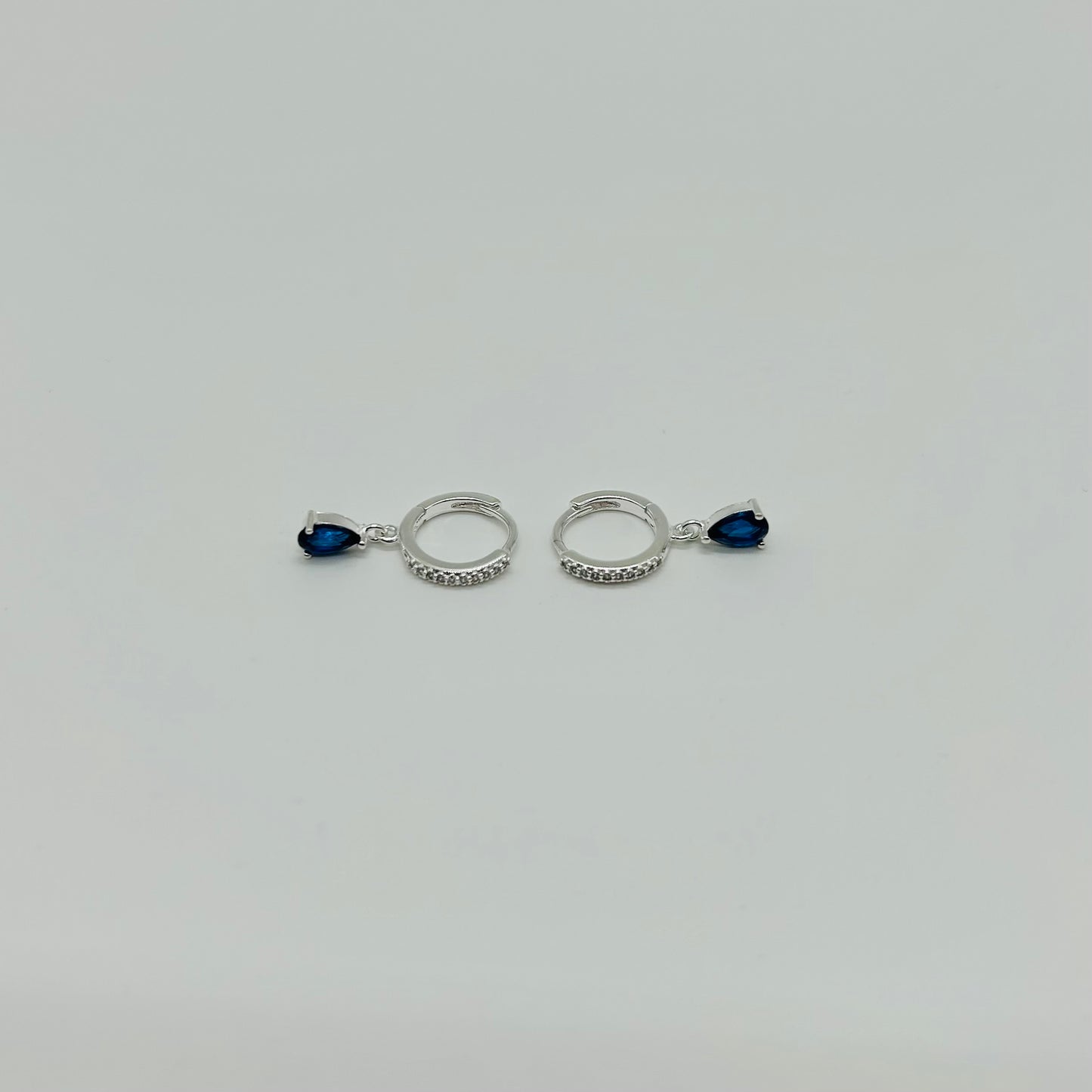 Huggies con Zirconias de Gota Azul Marino de Plata