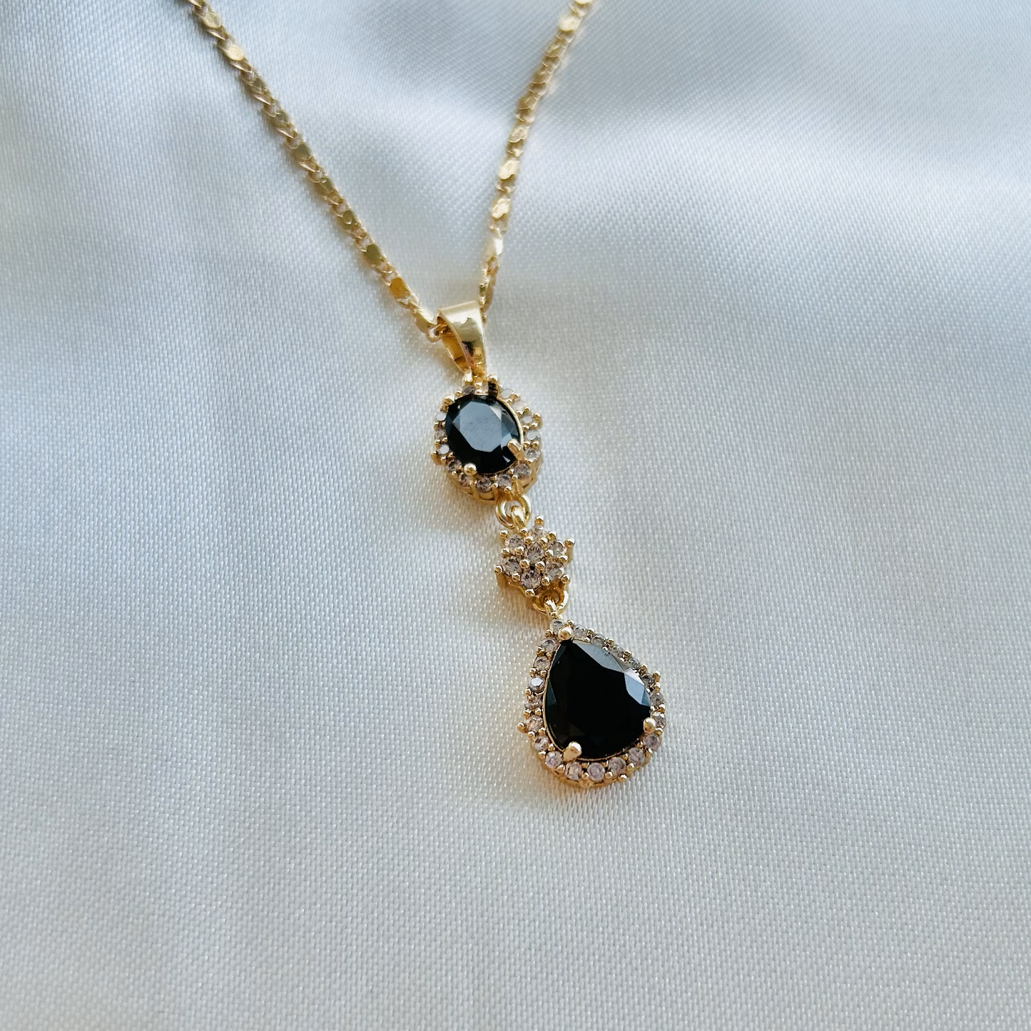 Conjunto Collar y Aretes de Zirconias Negras de Oro Laminado