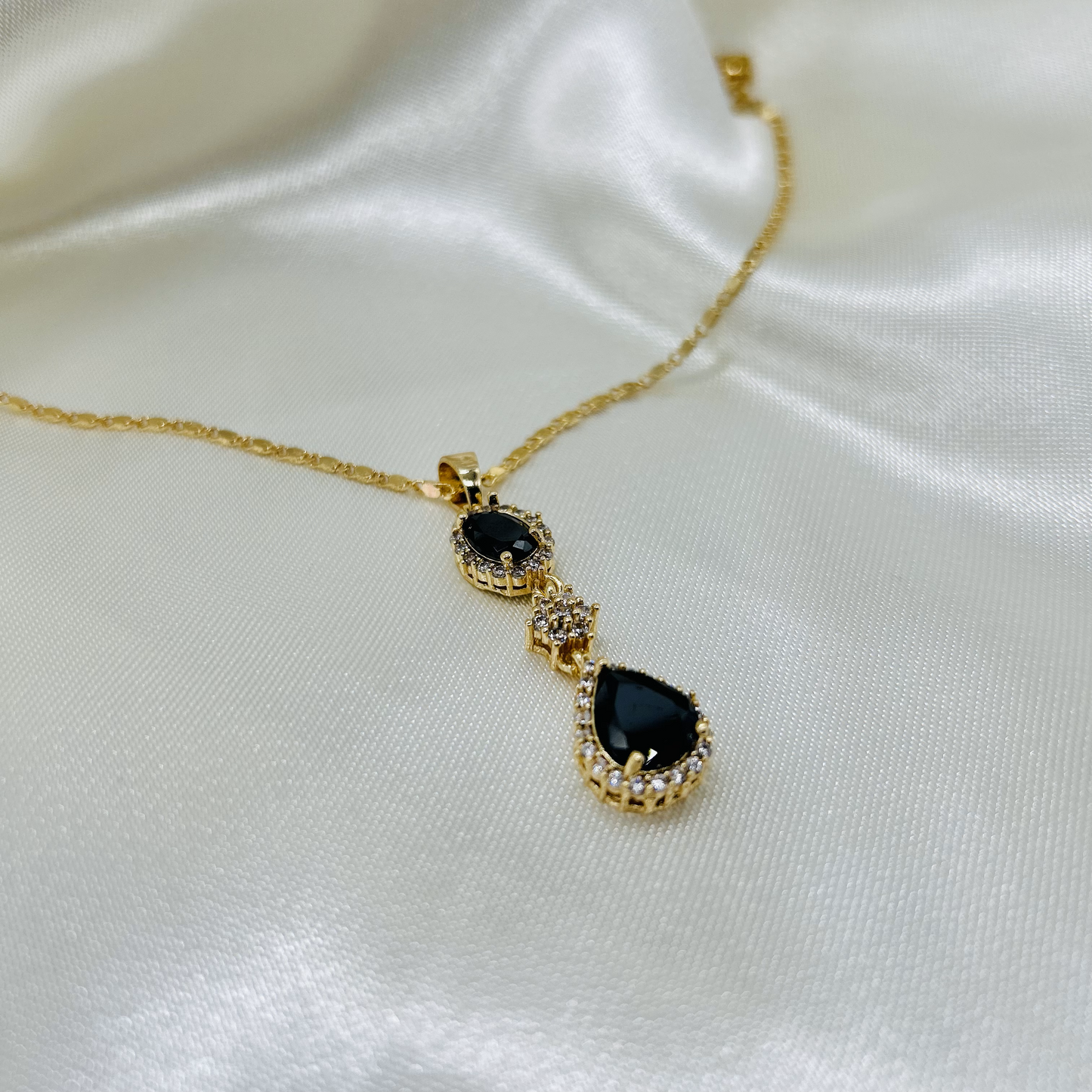 Conjunto Collar y Aretes de Zirconias Negras de Oro Laminado