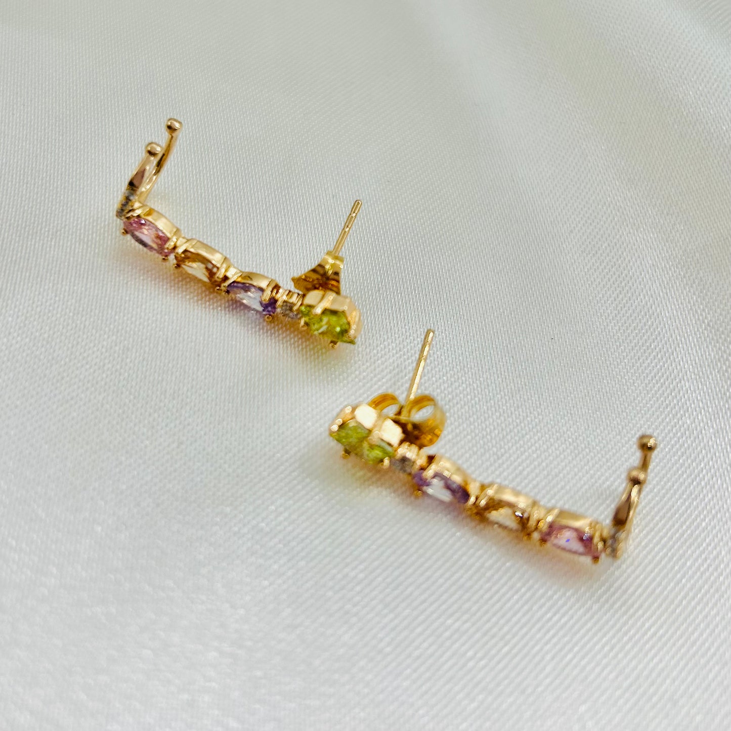 Arete de clip con zirconias en tonos pastel de oro laminado