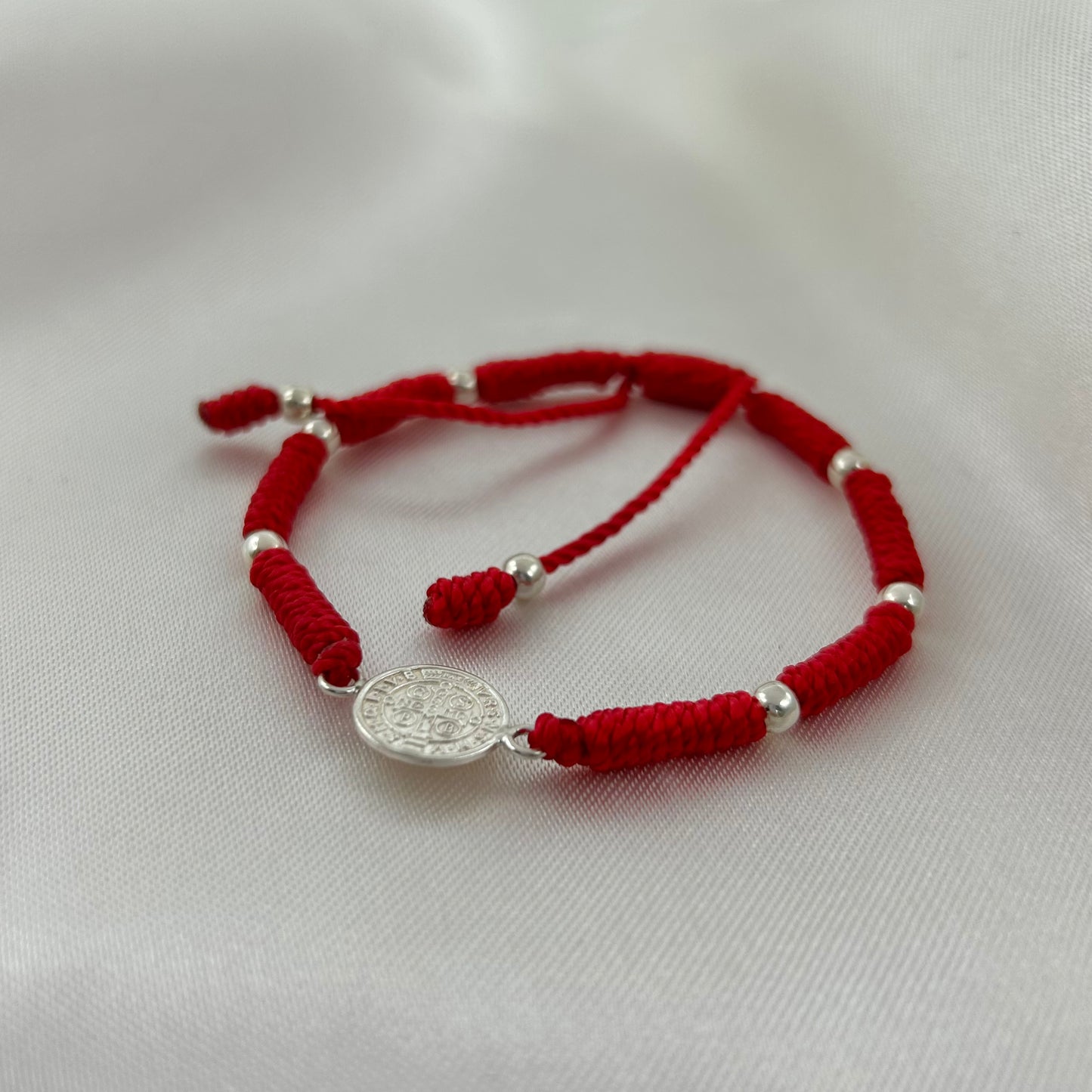 Pulsera Roja Tejida de Protección con Medalla de San Benito y Bolitas de Plata