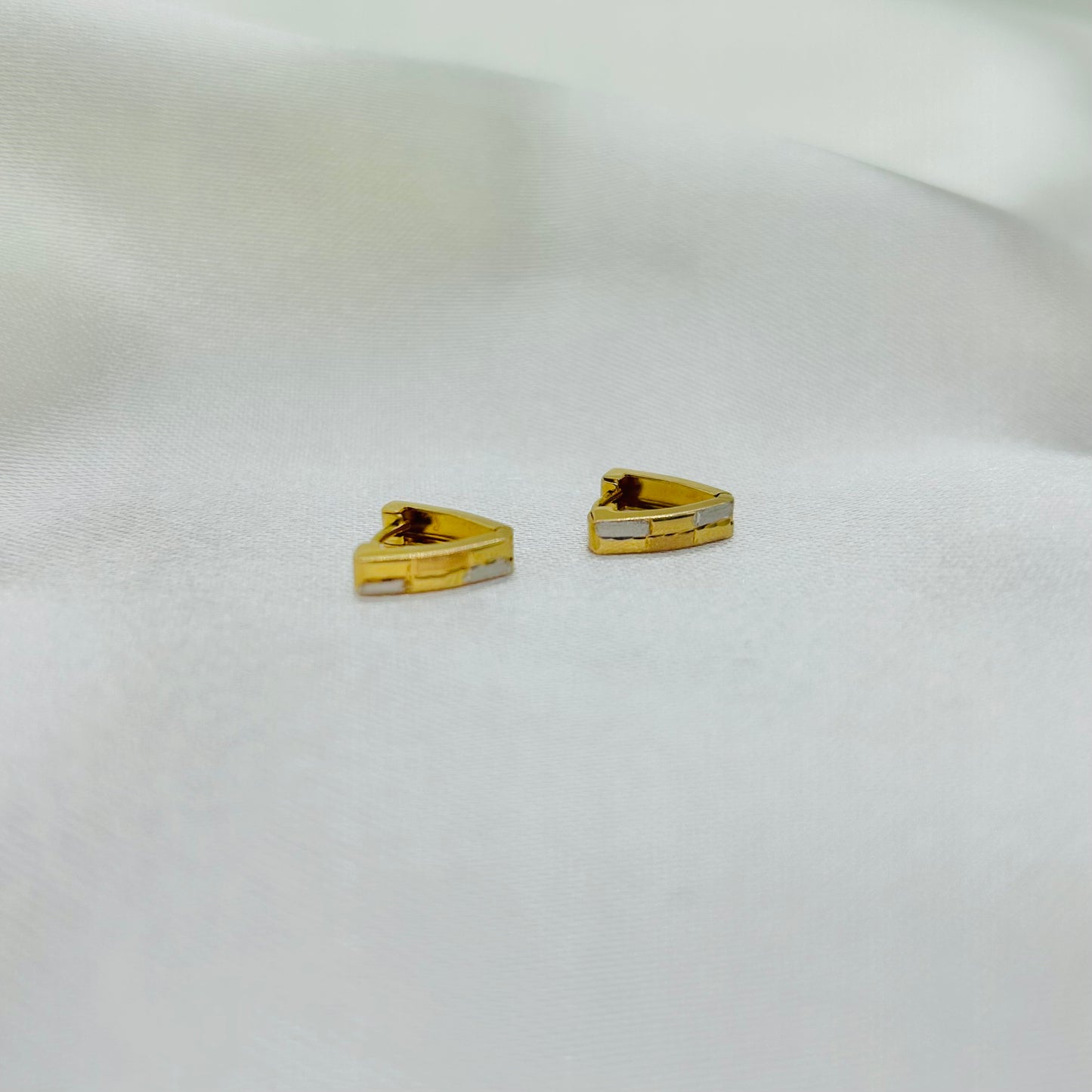 Huggies de Triángulo Diamantadas en Tres Oros de 14K