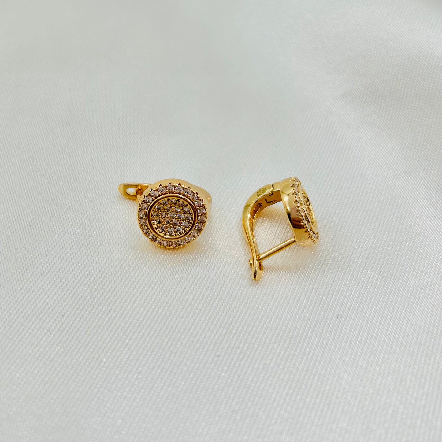 Aretes con Zirconias en Oro Laminado Tono Dorado