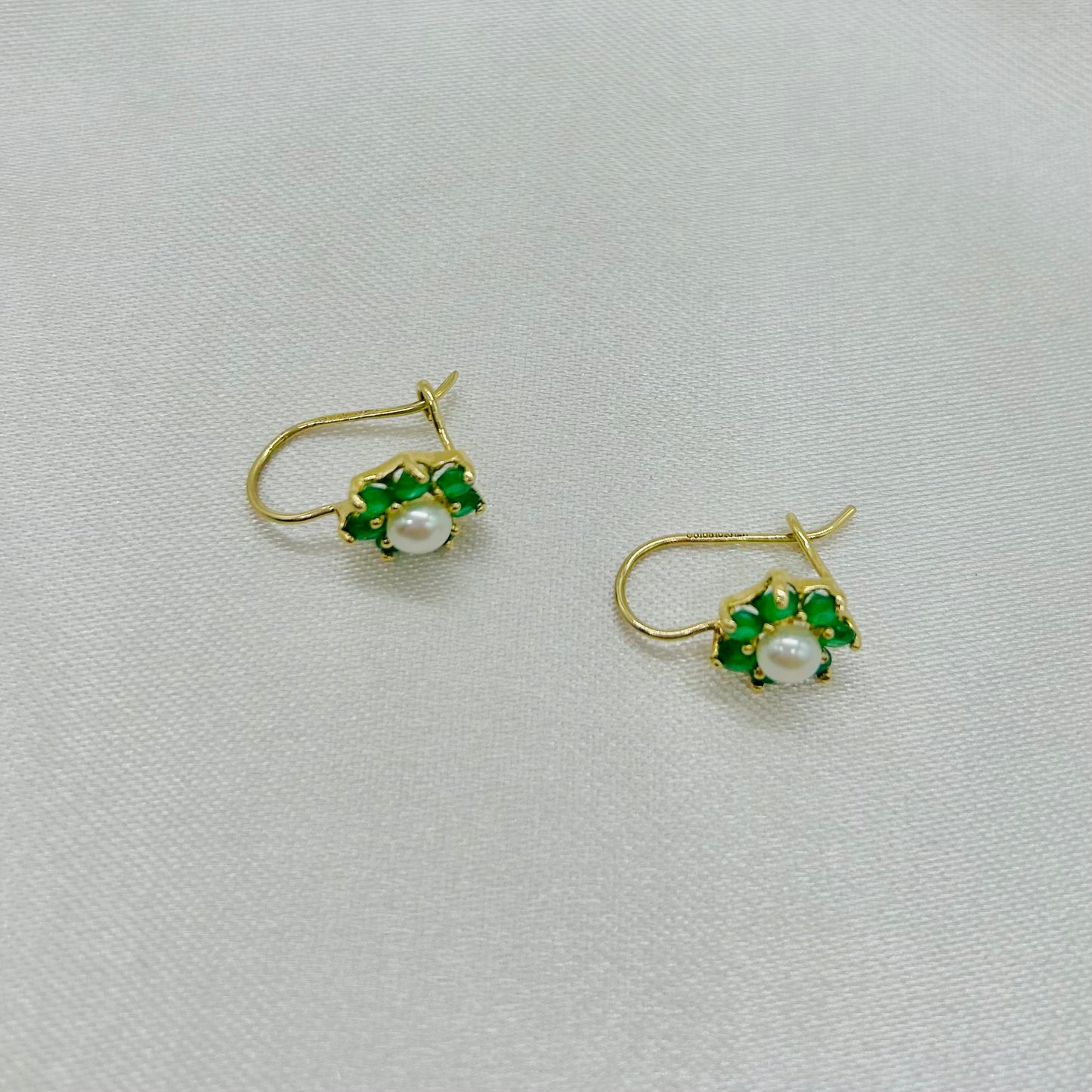 Aretes con Flores de Zirconias Verdes y Perla de Oro 10K