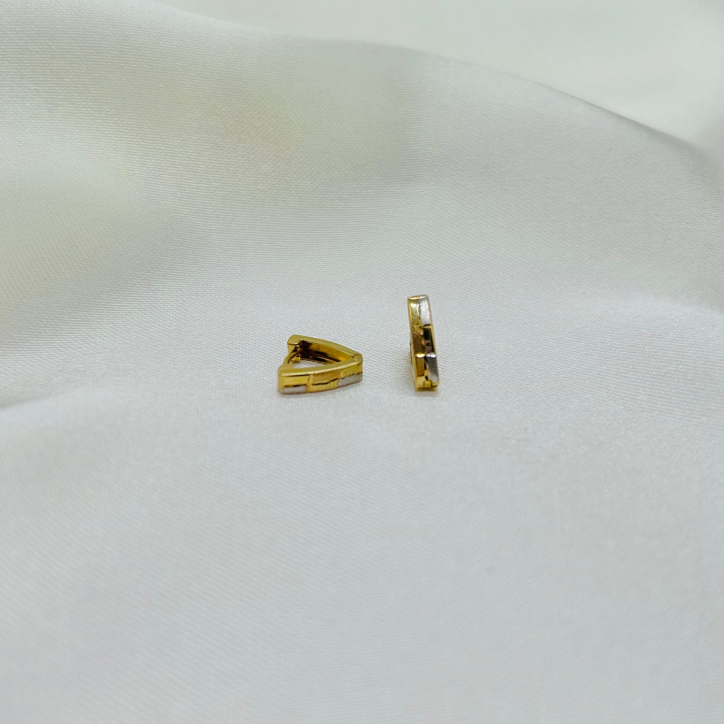 Huggies de Triángulo Diamantadas en Tres Oros de 14K