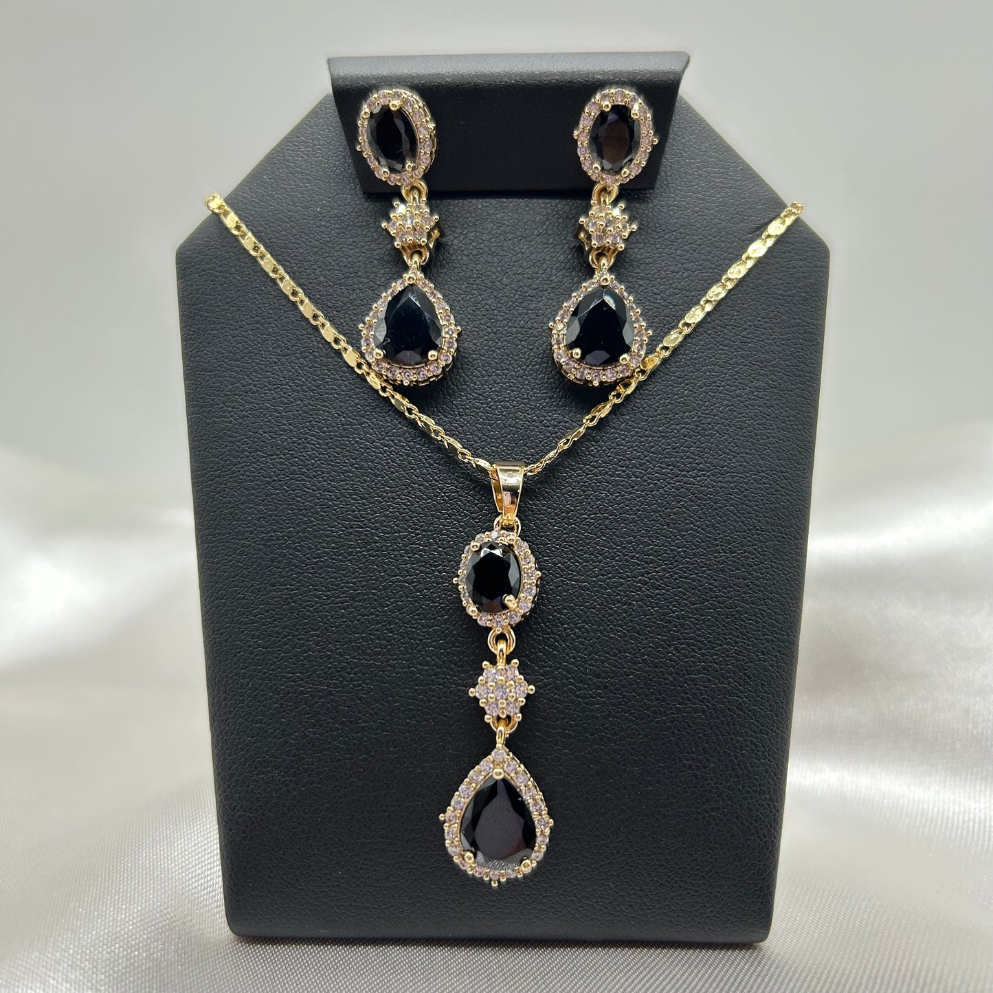 Conjunto Collar y Aretes de Zirconias Negras de Oro Laminado