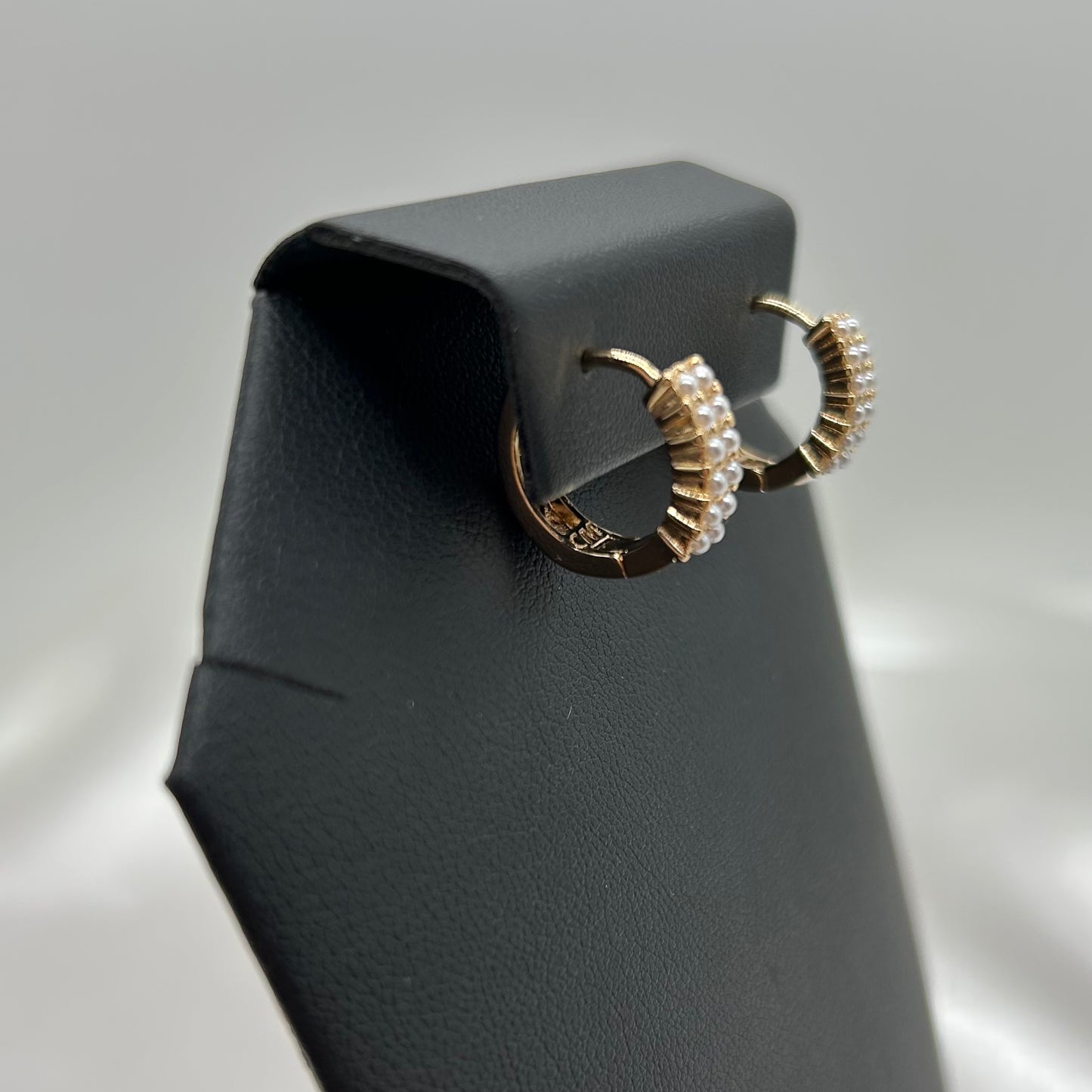 Huggies con Detalle de Perlas de Oro Laminado