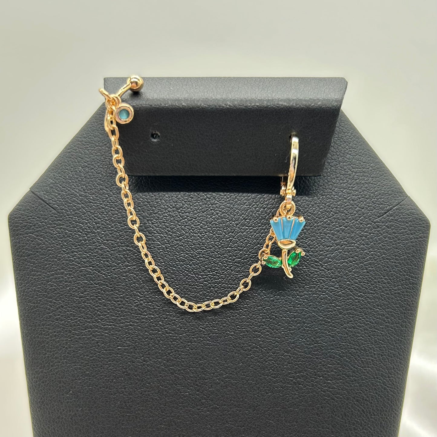 Arete de una sola oreja de clip con colgante de tulipán de oro laminado