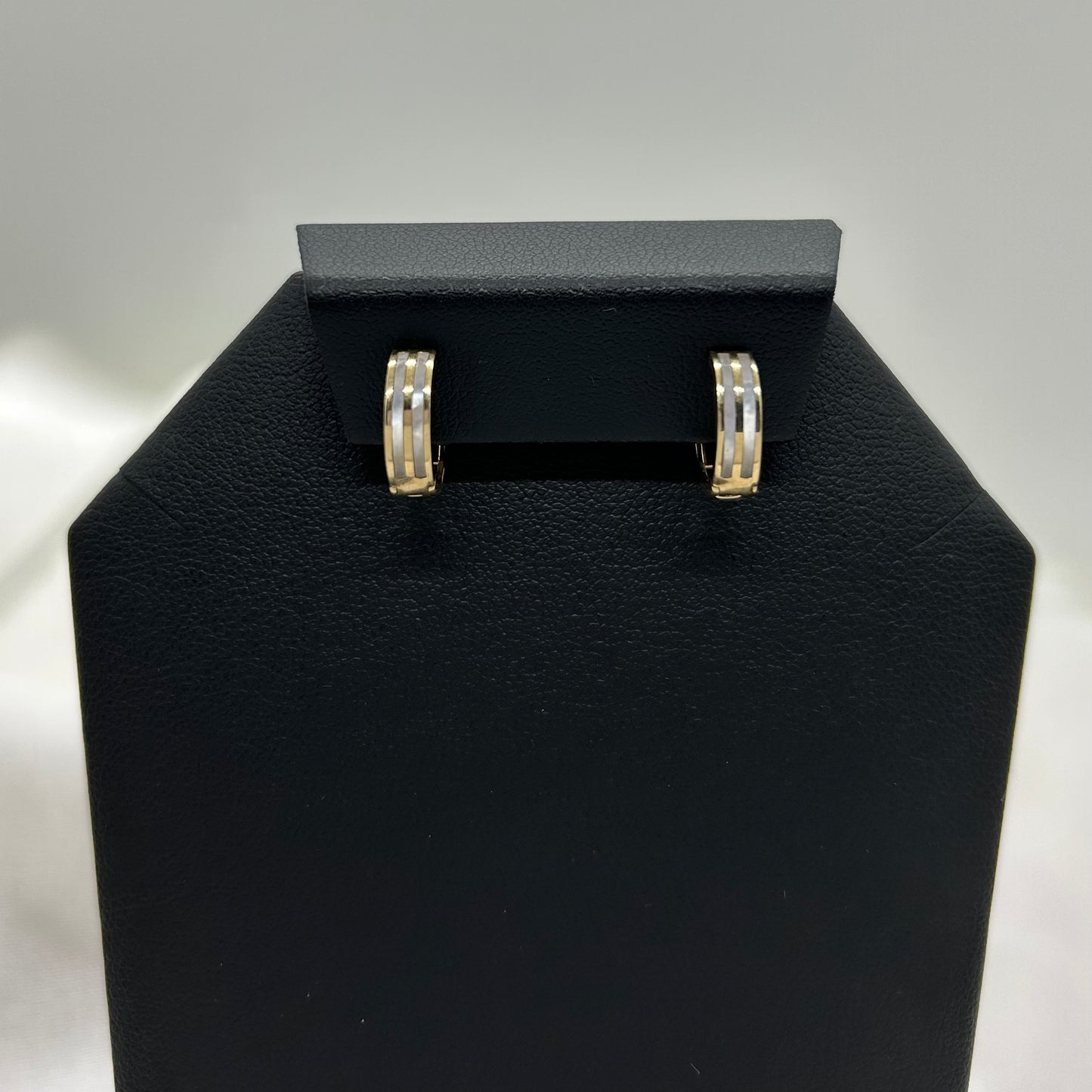 Huggies con Piedra de Concha Nacar en Oro 14K