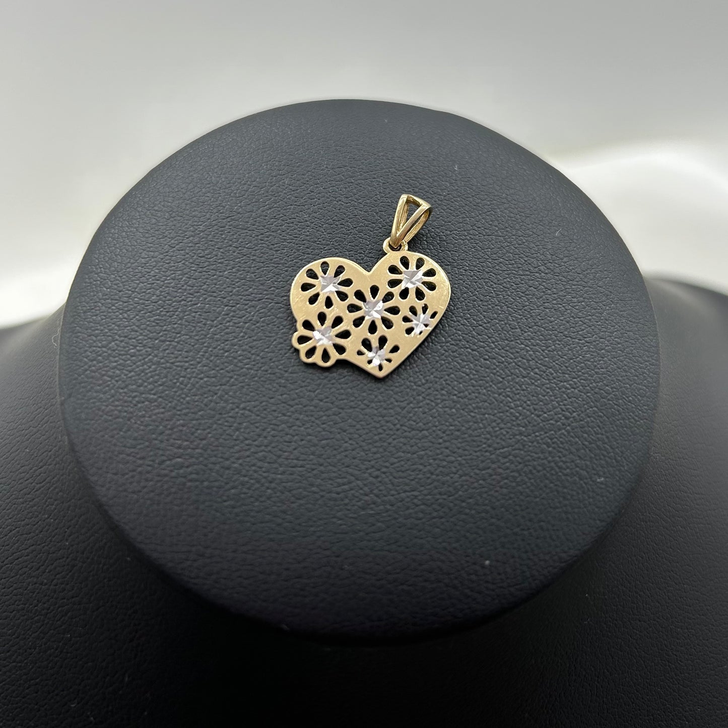 Dije de Corazón Diamantado con Flores de Oro 14K