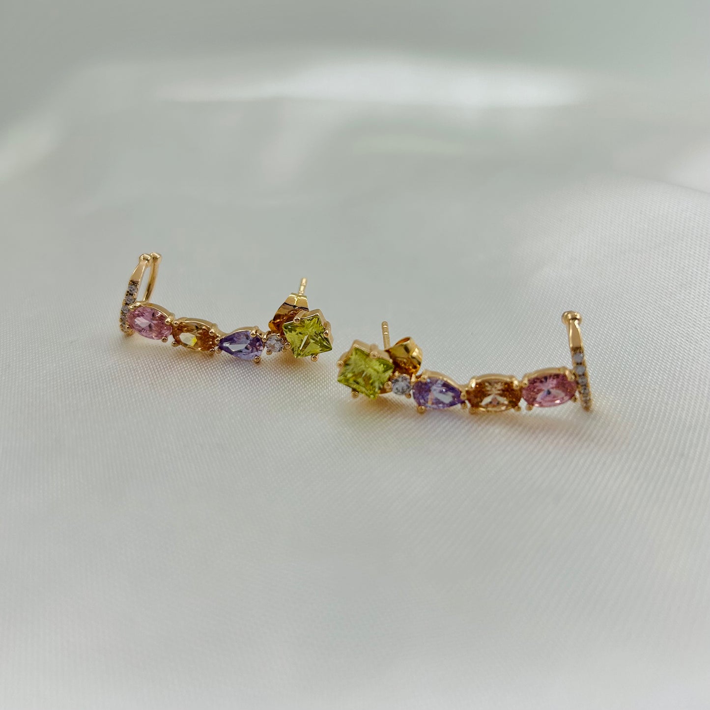 Arete de clip con zirconias en tonos pastel de oro laminado