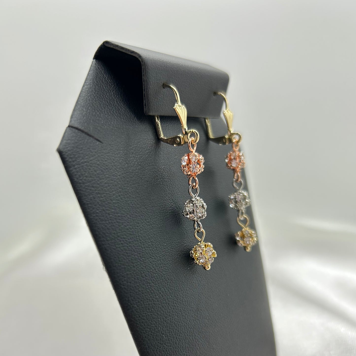 Aretes Largos de Oro Laminado con Bolitas de Fuego en 3 Tonos