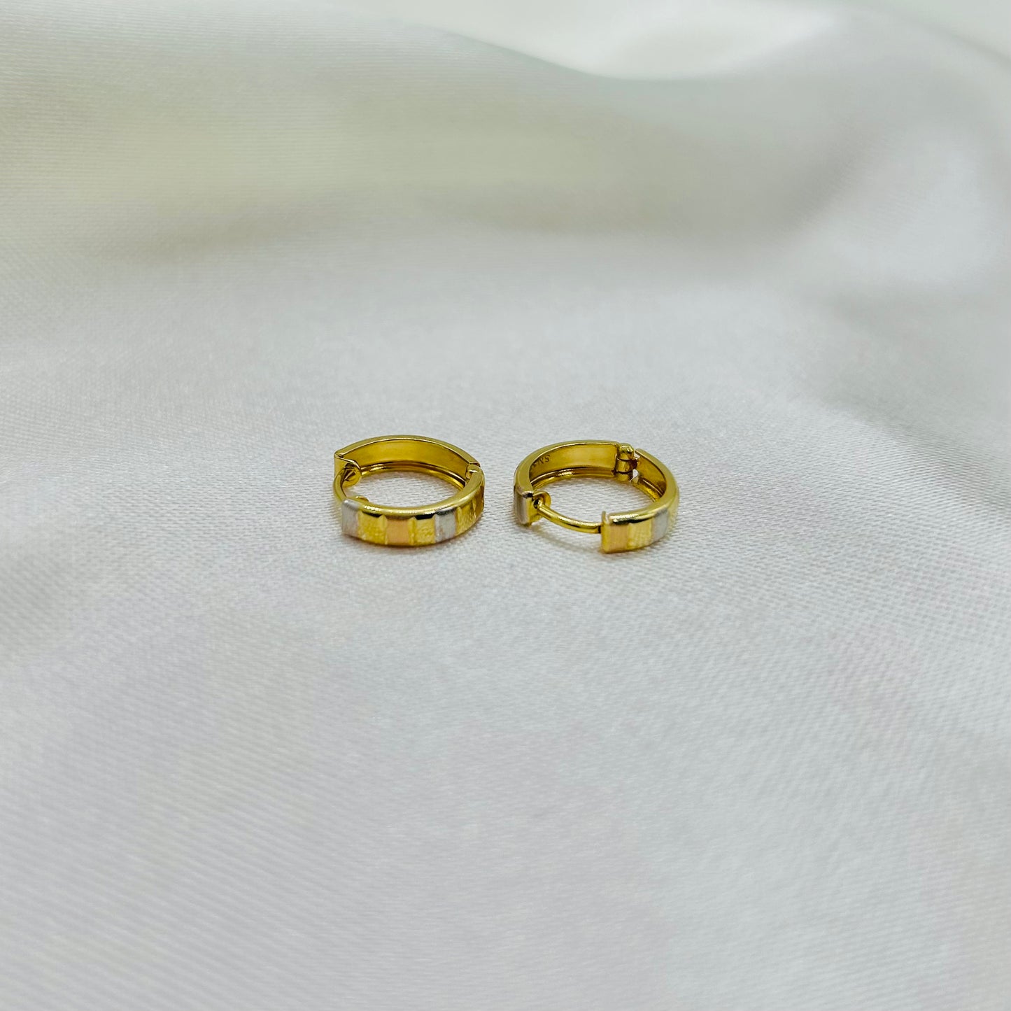 Huggies Diamantadas de Líneas en Tres Oros de 14K