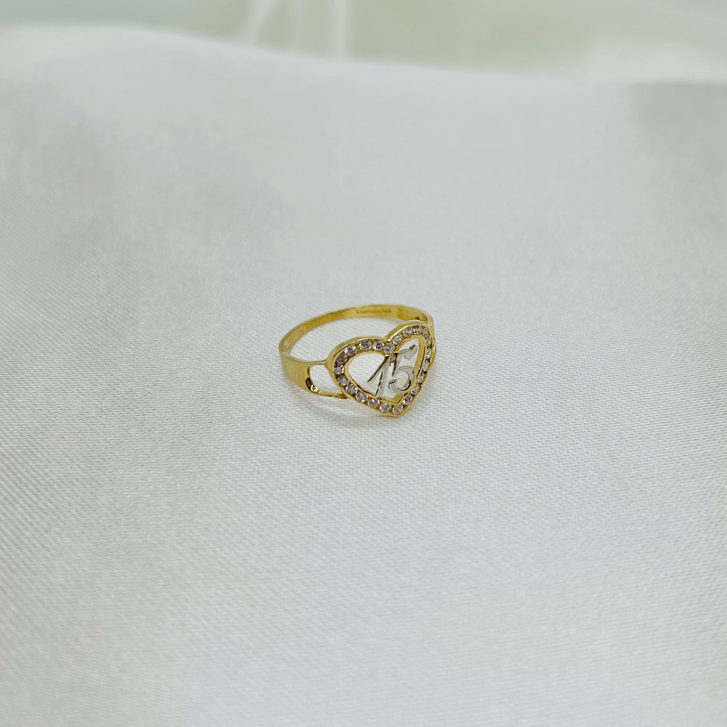 Anillo 15 Años Diseño de Corazón con Zirconias Oro 14k