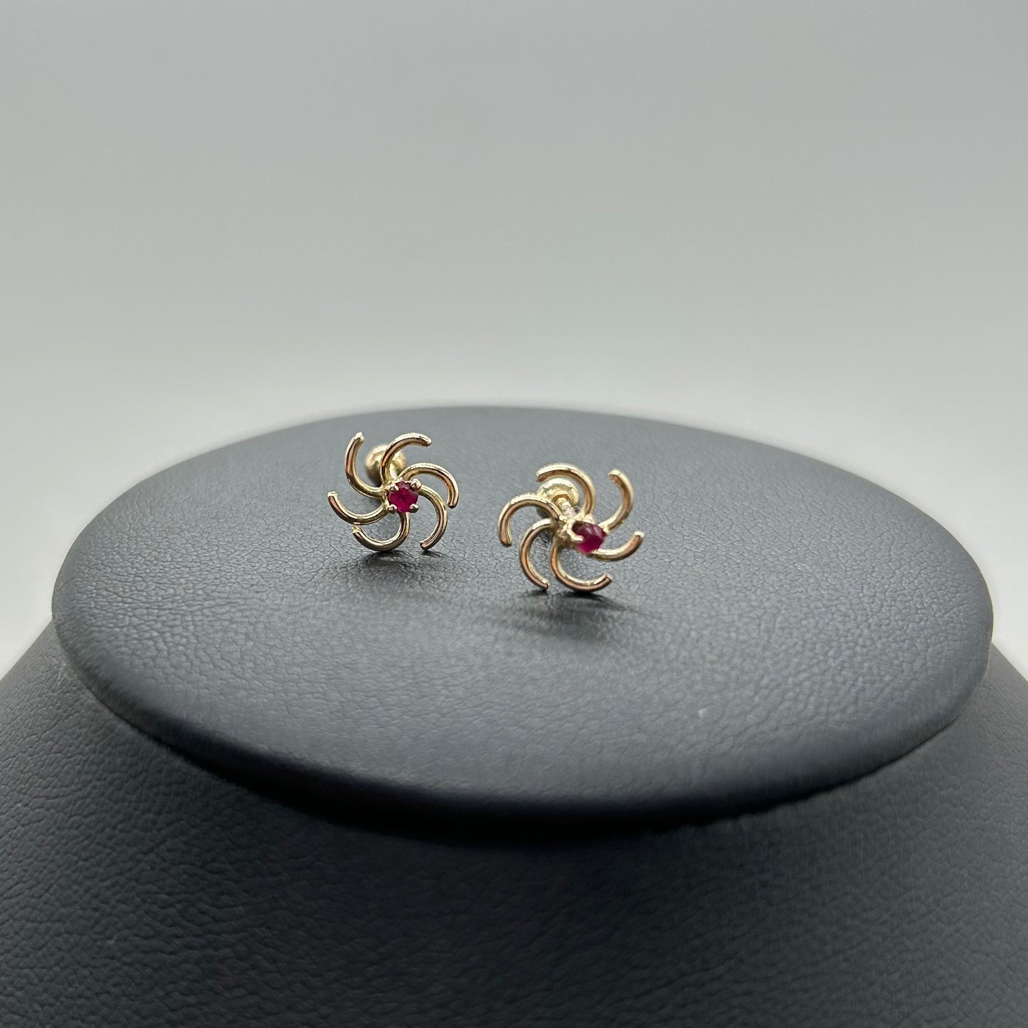 Broqueles Estrella con Zirconia Roja Oro 14k