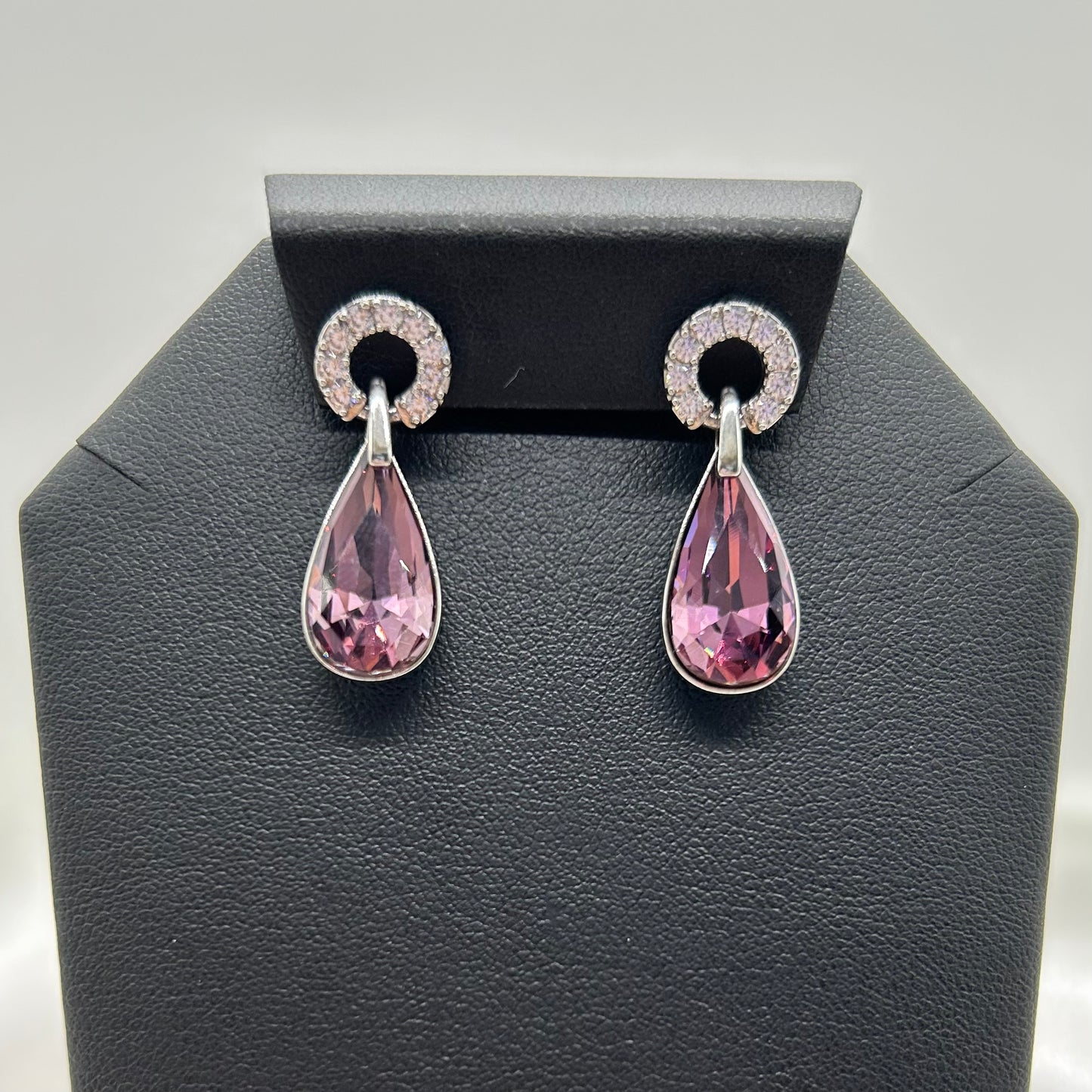 Aretes Largos con Piedra de Cristal Swarovski Lila de Rodio