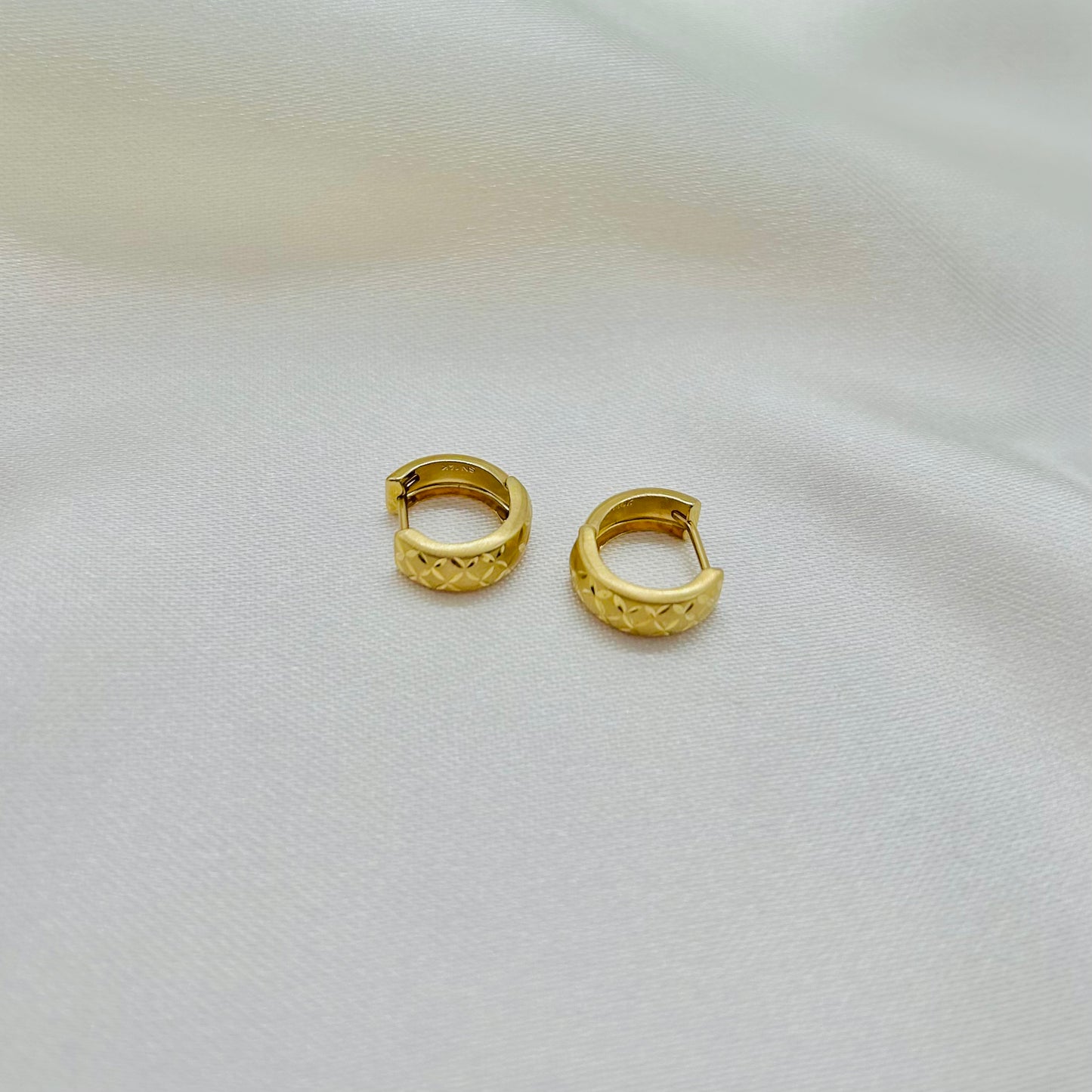Huggies con Detalles Diamantados en Oro 14K