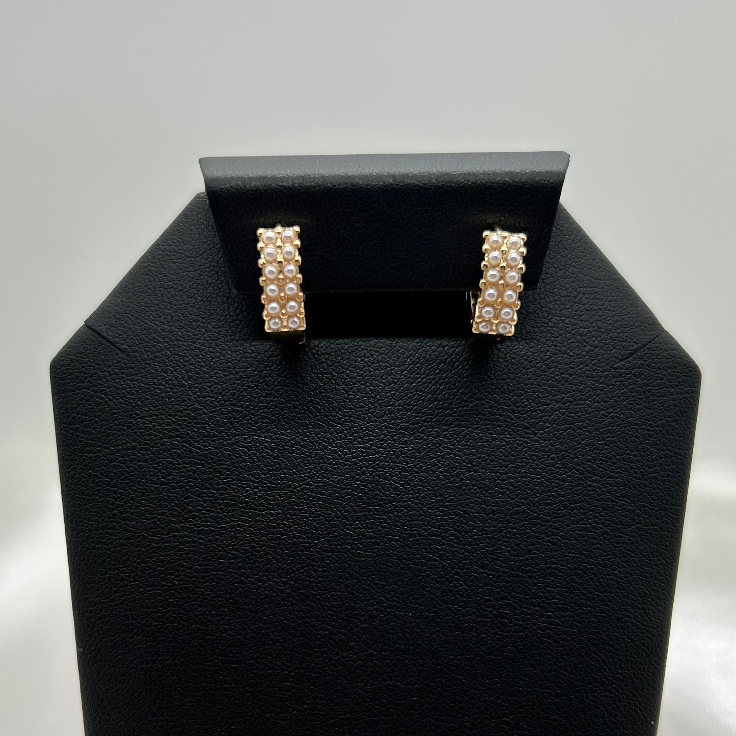 Huggies con Detalle de Perlas de Oro Laminado